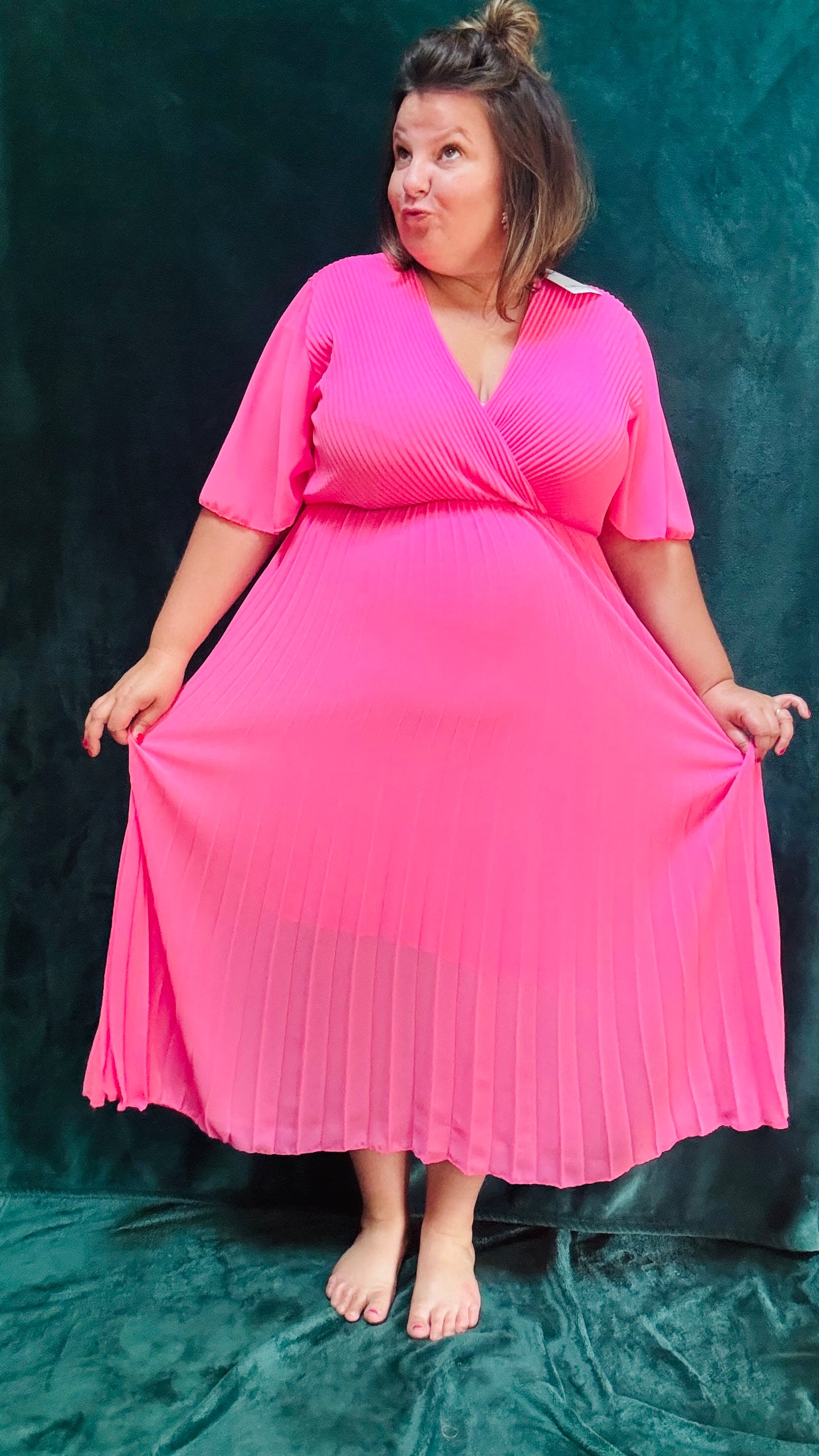 Avec cette robe longue grande taille plissée unie rose bébé, soyez prête à briller avec élégance et confort lors de toutes vos occasions spéciales. Idéale pour afficher votre style glamour et professionnel avec une pièce vibrante et sophistiquée.