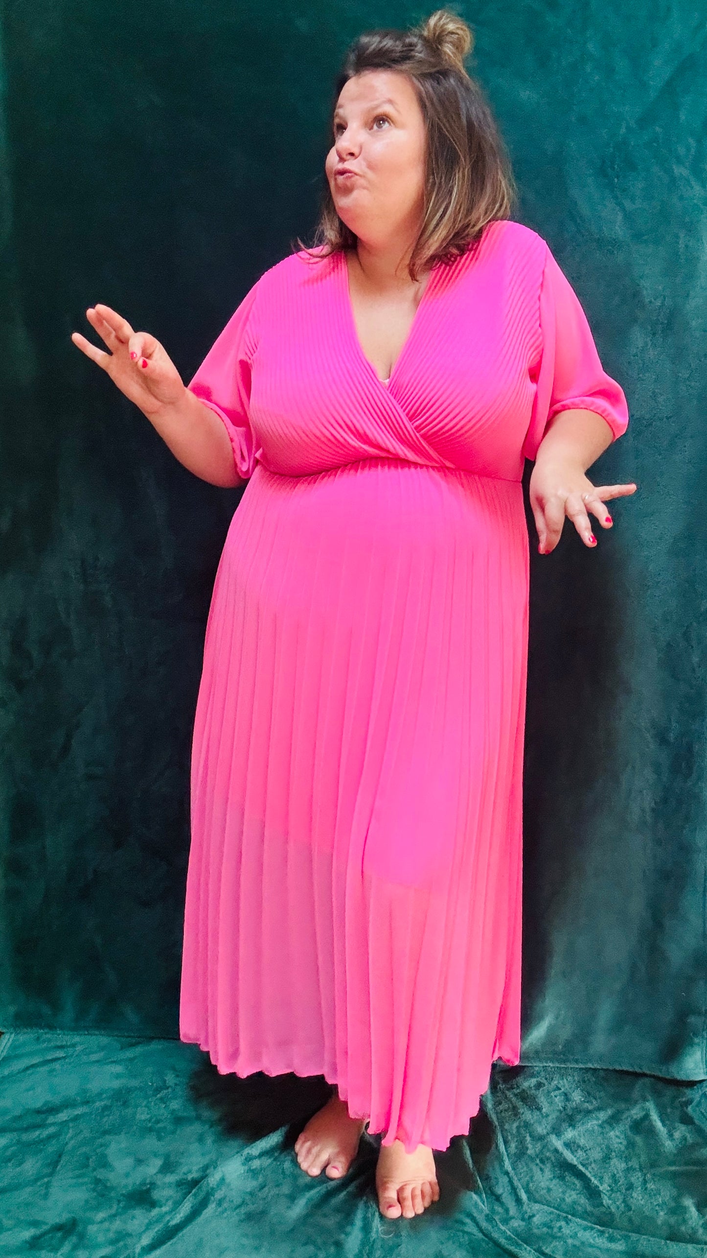 Avec cette robe longue grande taille plissée unie rose bébé, soyez prête à briller avec élégance et confort lors de toutes vos occasions spéciales. Idéale pour afficher votre style glamour et professionnel avec une pièce vibrante et sophistiquée.