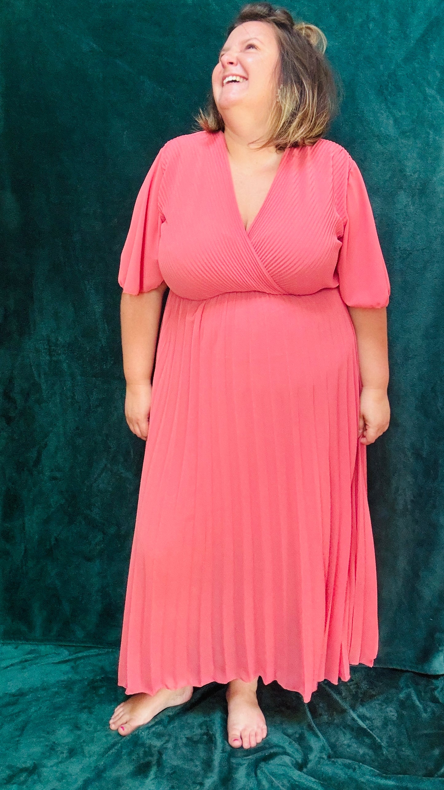 Avec cette robe longue grande taille plissée unie vieux rose, soyez prête à briller avec élégance et confort lors de toutes vos occasions spéciales. Idéale pour afficher votre style glamour et professionnel avec une pièce vibrante et sophistiquée.