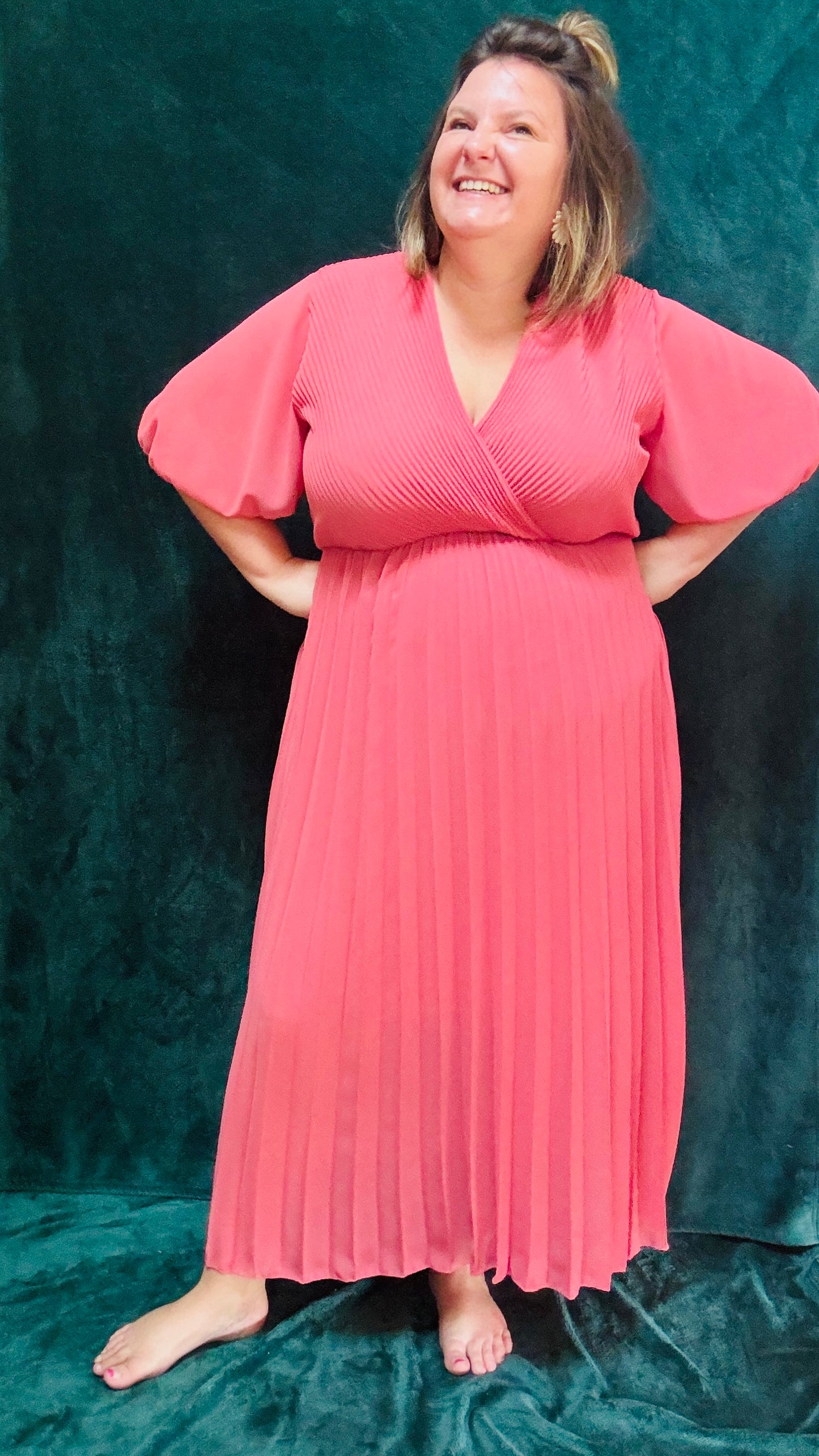 Avec cette robe longue grande taille plissée unie vieux rose, soyez prête à briller avec élégance et confort lors de toutes vos occasions spéciales. Idéale pour afficher votre style glamour et professionnel avec une pièce vibrante et sophistiquée.