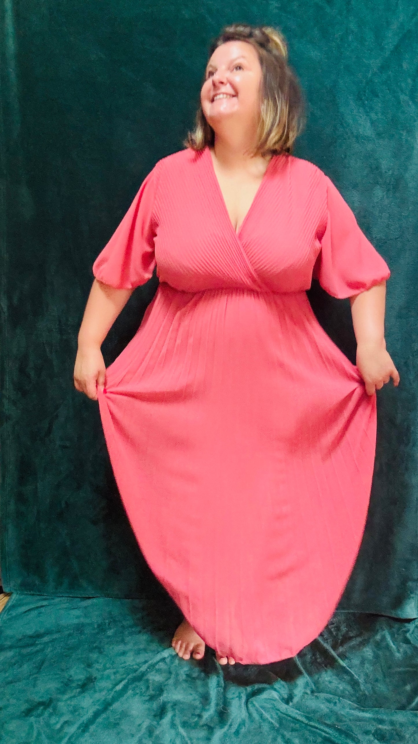Avec cette robe longue grande taille plissée unie vieux rose, soyez prête à briller avec élégance et confort lors de toutes vos occasions spéciales. Idéale pour afficher votre style glamour et professionnel avec une pièce vibrante et sophistiquée.