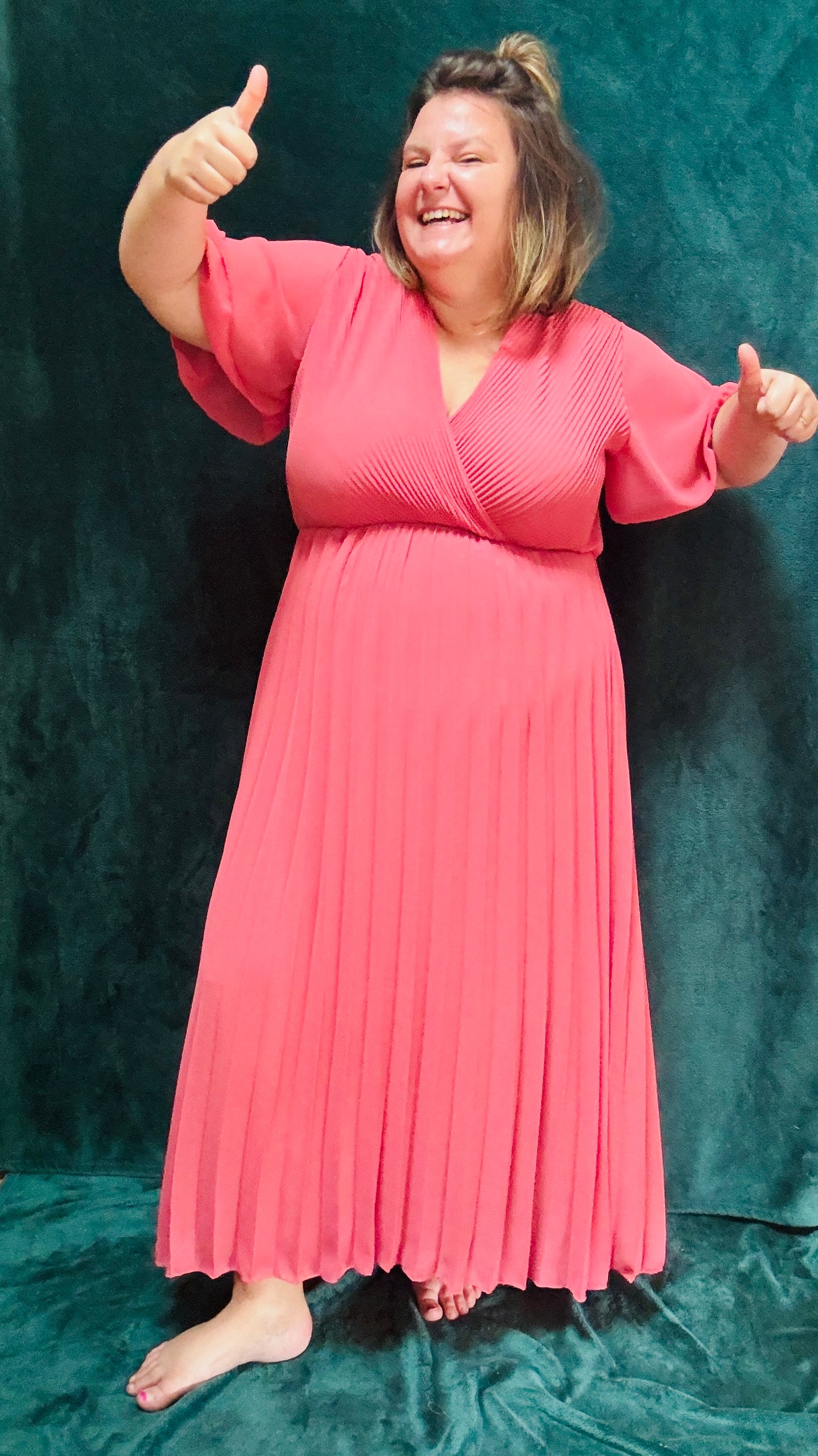 Avec cette robe longue grande taille plissée unie vieux rose, soyez prête à briller avec élégance et confort lors de toutes vos occasions spéciales. Idéale pour afficher votre style glamour et professionnel avec une pièce vibrante et sophistiquée.