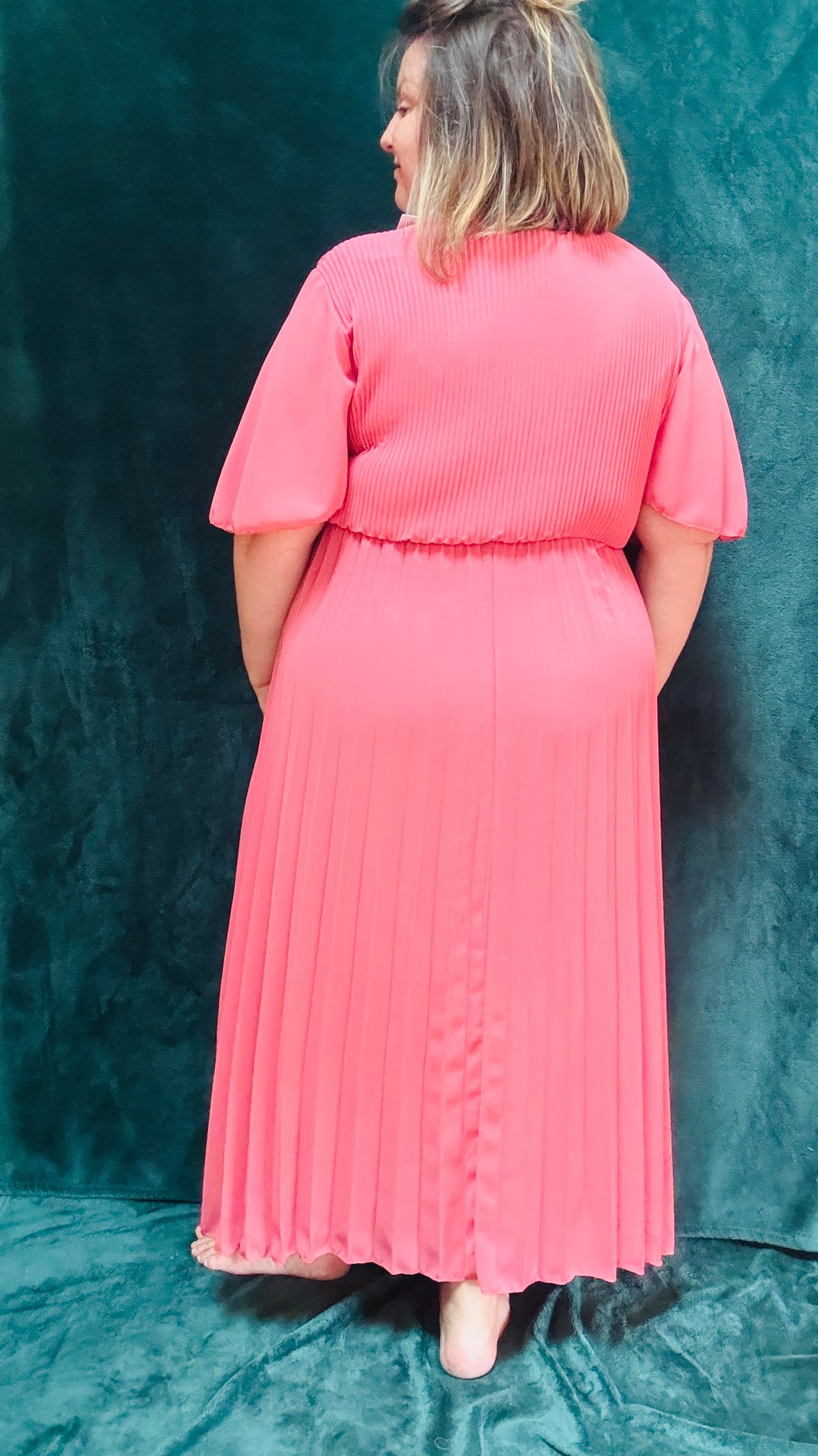 Avec cette robe longue grande taille plissée unie vieux rose, soyez prête à briller avec élégance et confort lors de toutes vos occasions spéciales. Idéale pour afficher votre style glamour et professionnel avec une pièce vibrante et sophistiquée.