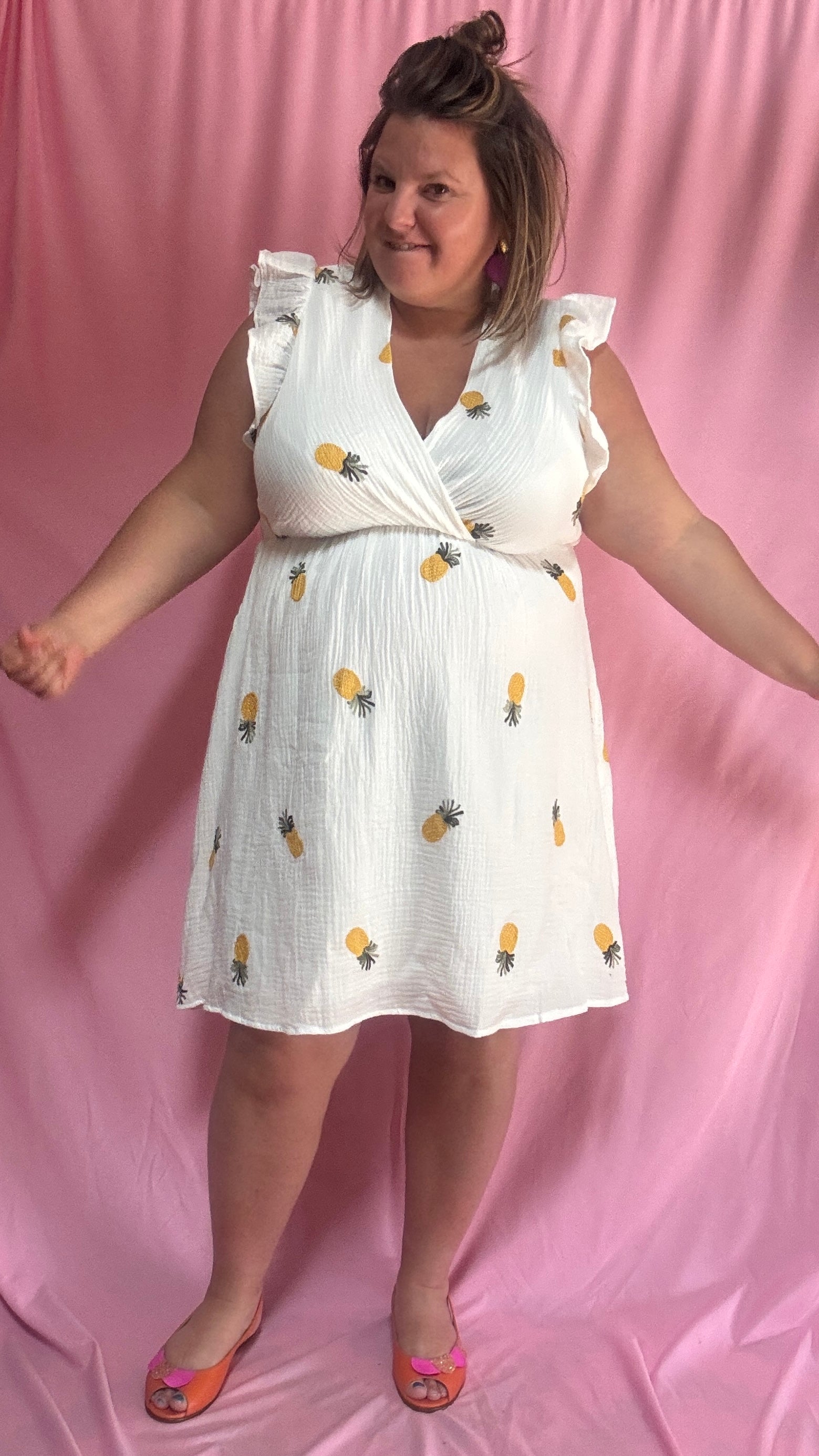 Une robe pleine de pep’s et de tendresse ! Cette robe grande taille en gaze de coton aux jolis motifs ananas est une vraie pépite pour un look à la fois confortable, féminin et légèrement espiègle 💛