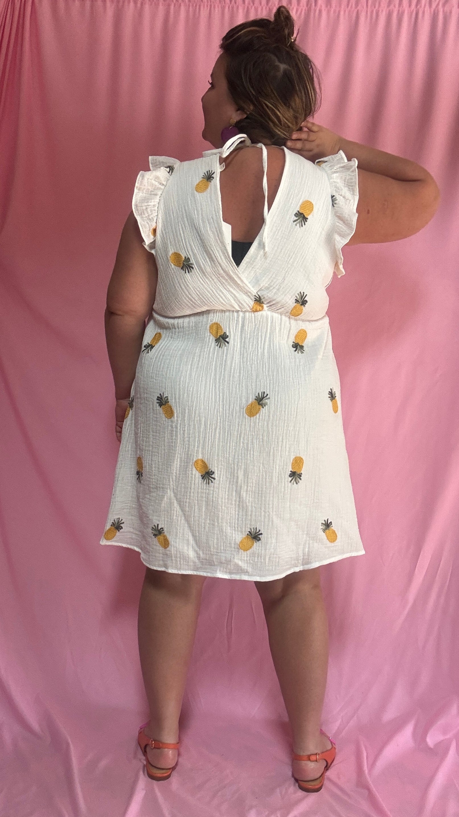Une robe pleine de pep’s et de tendresse ! Cette robe grande taille en gaze de coton aux jolis motifs ananas est une vraie pépite pour un look à la fois confortable, féminin et légèrement espiègle 💛