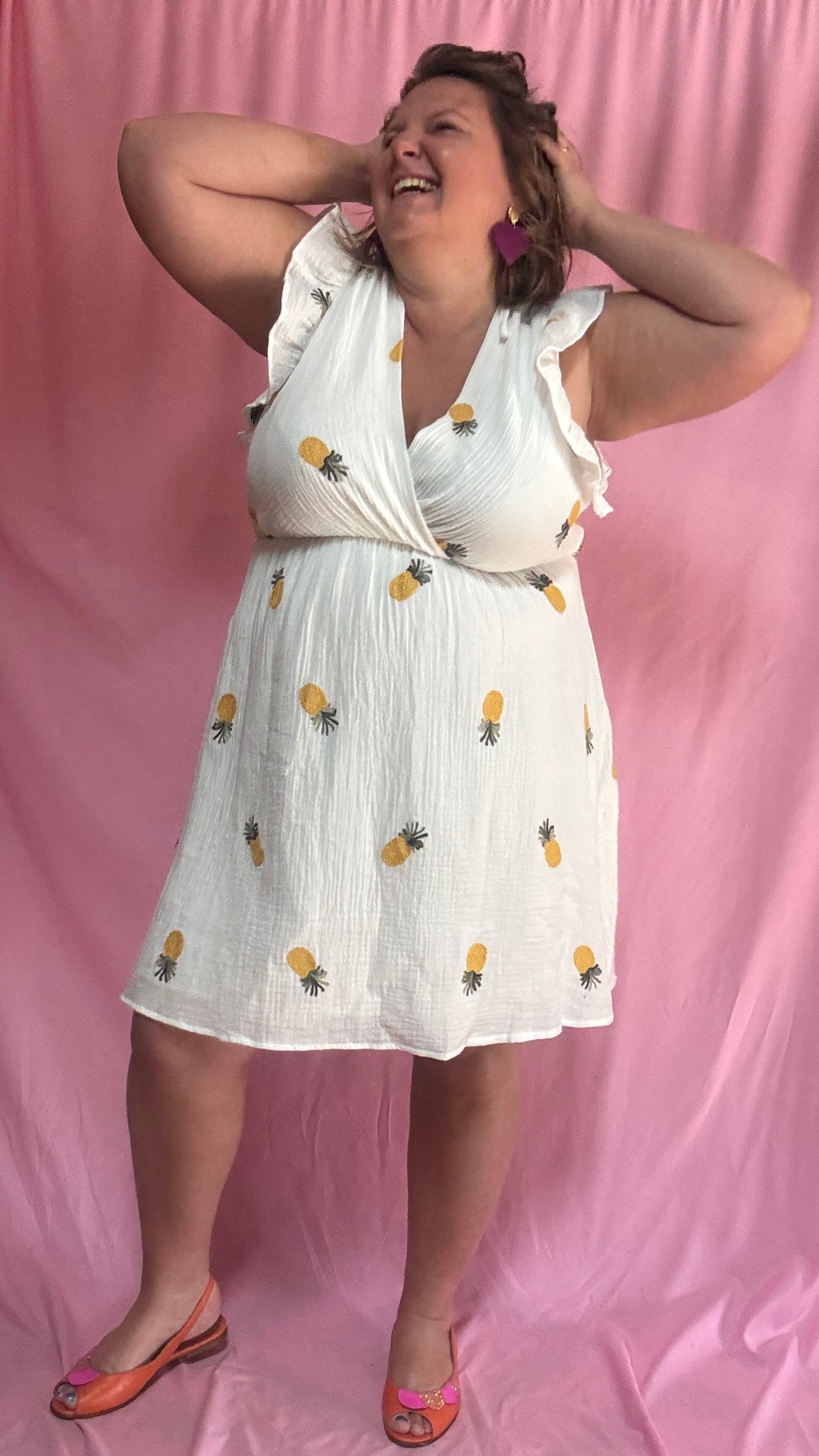 Une robe pleine de pep’s et de tendresse ! Cette robe grande taille en gaze de coton aux jolis motifs ananas est une vraie pépite pour un look à la fois confortable, féminin et légèrement espiègle 💛