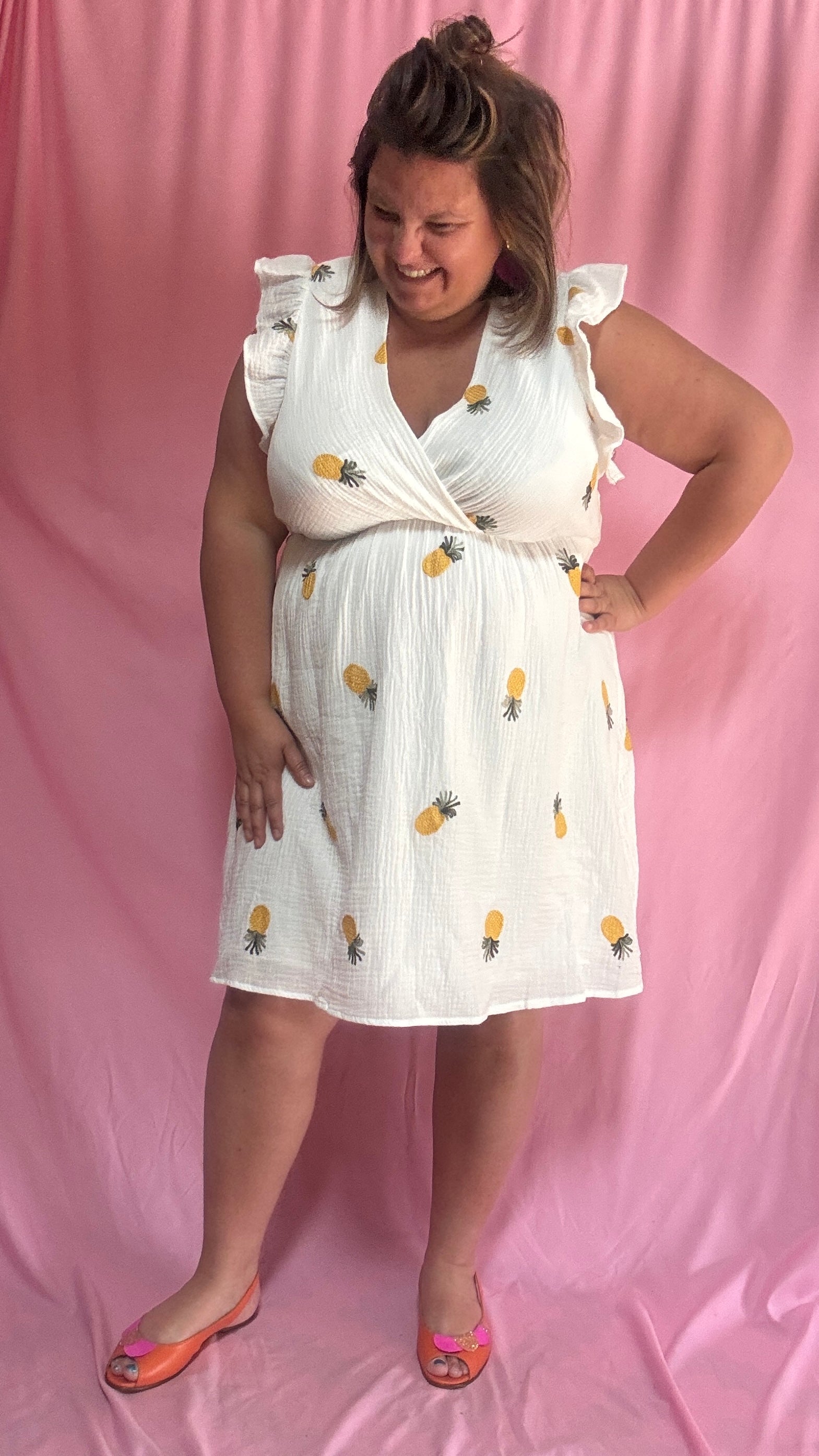Une robe pleine de pep’s et de tendresse ! Cette robe grande taille en gaze de coton aux jolis motifs ananas est une vraie pépite pour un look à la fois confortable, féminin et légèrement espiègle 💛