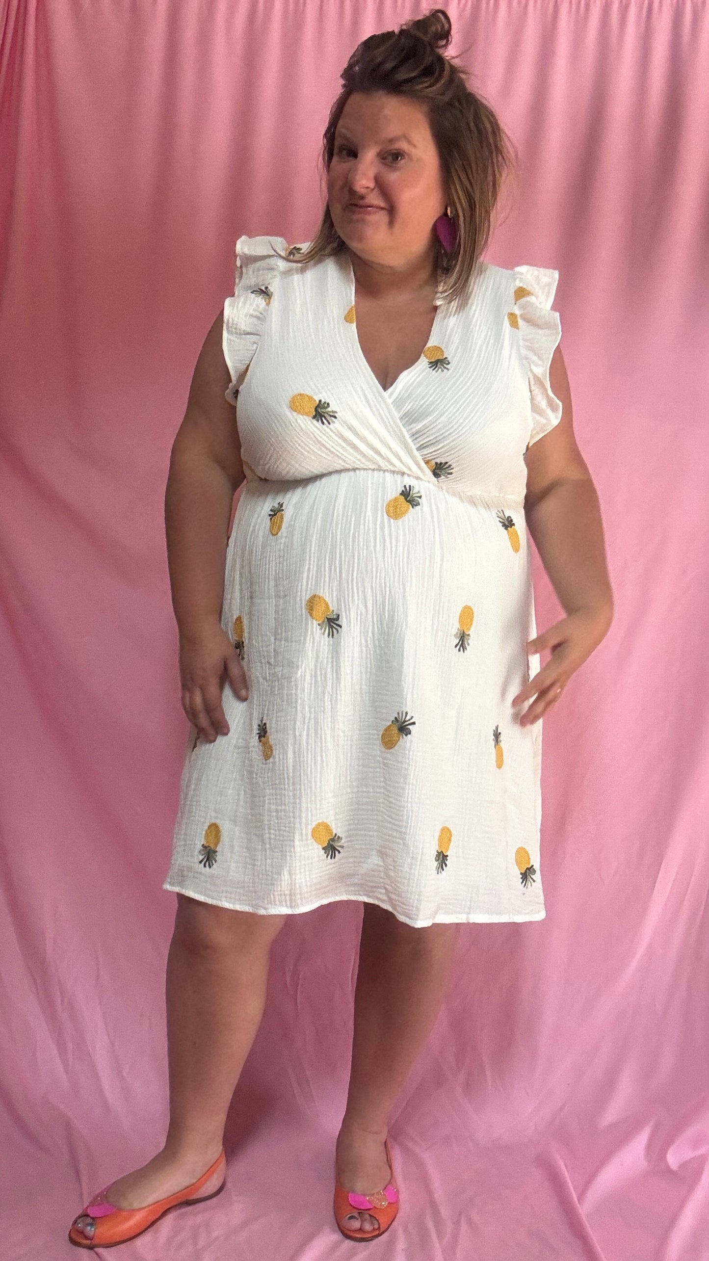 Une robe pleine de pep’s et de tendresse ! Cette robe grande taille en gaze de coton aux jolis motifs ananas est une vraie pépite pour un look à la fois confortable, féminin et légèrement espiègle 💛