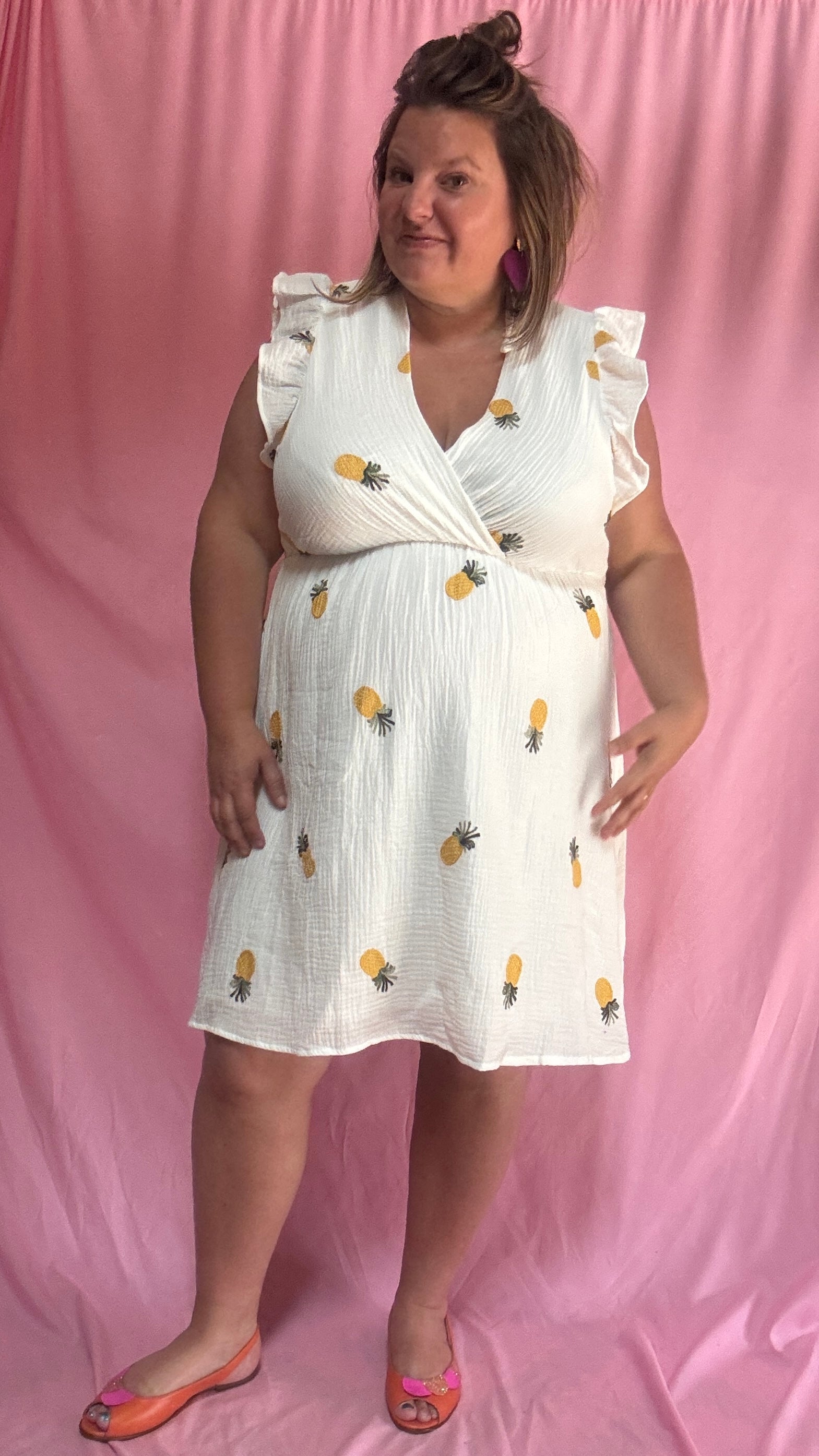 Une robe pleine de pep’s et de tendresse ! Cette robe grande taille en gaze de coton aux jolis motifs ananas est une vraie pépite pour un look à la fois confortable, féminin et légèrement espiègle 💛