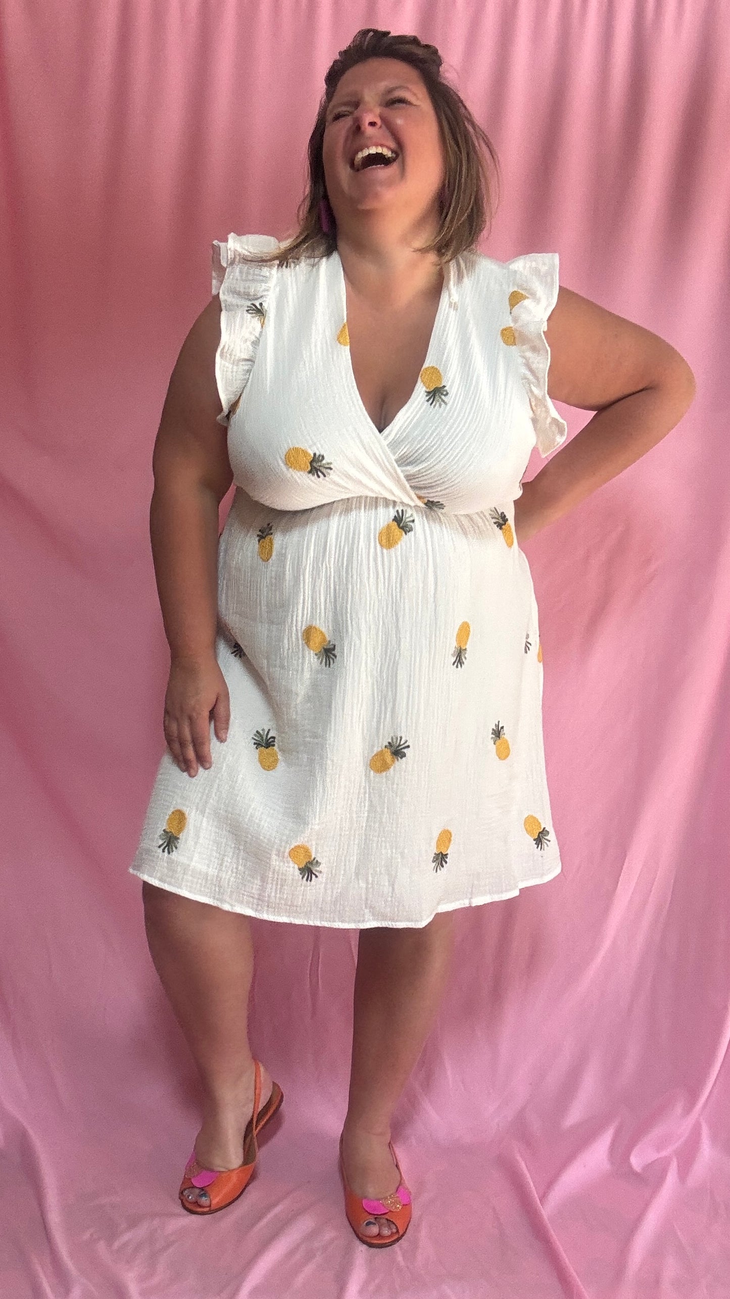Une robe pleine de pep’s et de tendresse ! Cette robe grande taille en gaze de coton aux jolis motifs ananas est une vraie pépite pour un look à la fois confortable, féminin et légèrement espiègle 💛