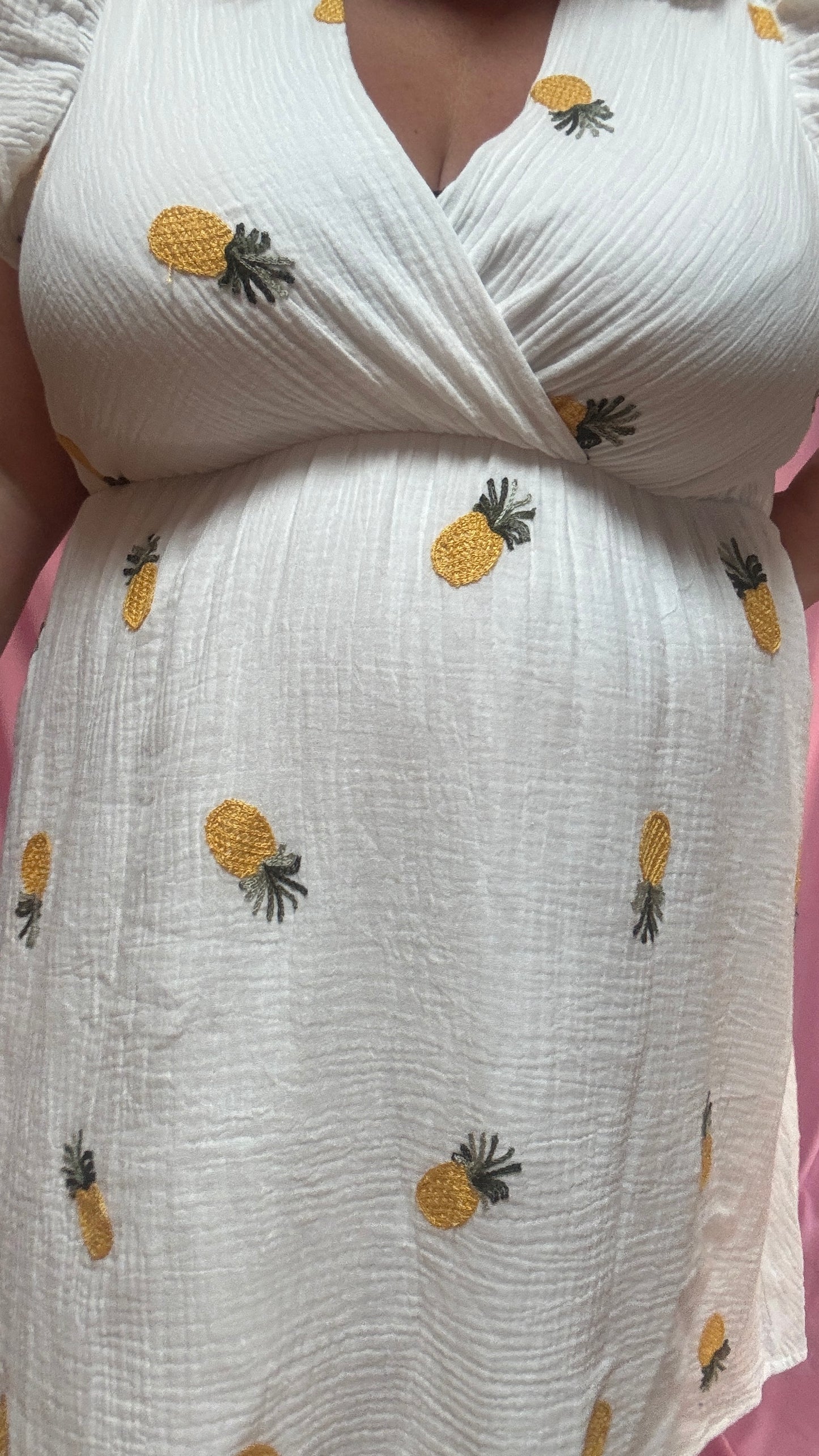 Une robe pleine de pep’s et de tendresse ! Cette robe grande taille en gaze de coton aux jolis motifs ananas est une vraie pépite pour un look à la fois confortable, féminin et légèrement espiègle 💛
