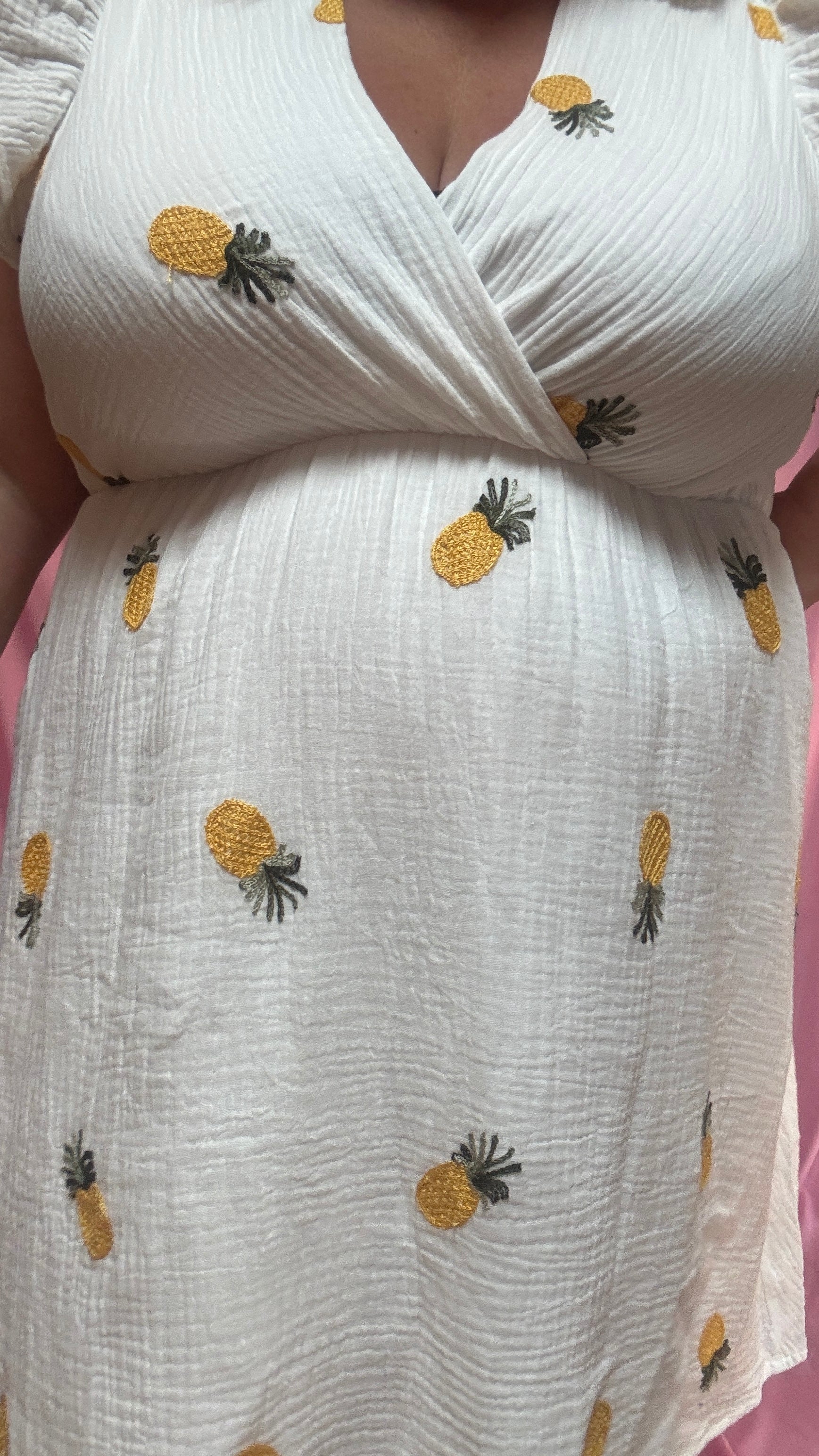 Une robe pleine de pep’s et de tendresse ! Cette robe grande taille en gaze de coton aux jolis motifs ananas est une vraie pépite pour un look à la fois confortable, féminin et légèrement espiègle 💛