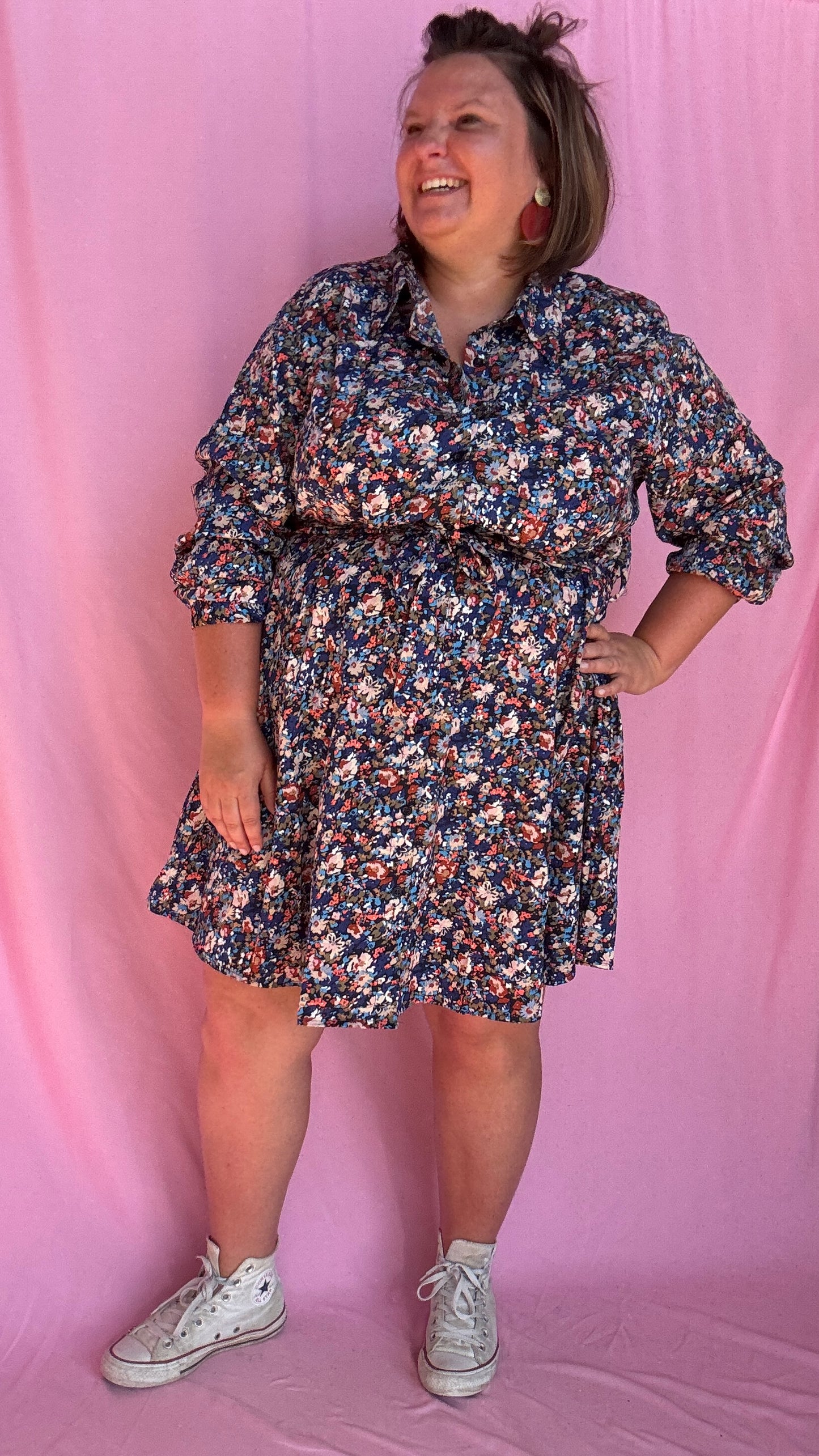 Adoptez une allure à la fois douce et affirmée avec cette robe grande taille à manches longues, ornée de motifs liberty bleu ultra tendance.