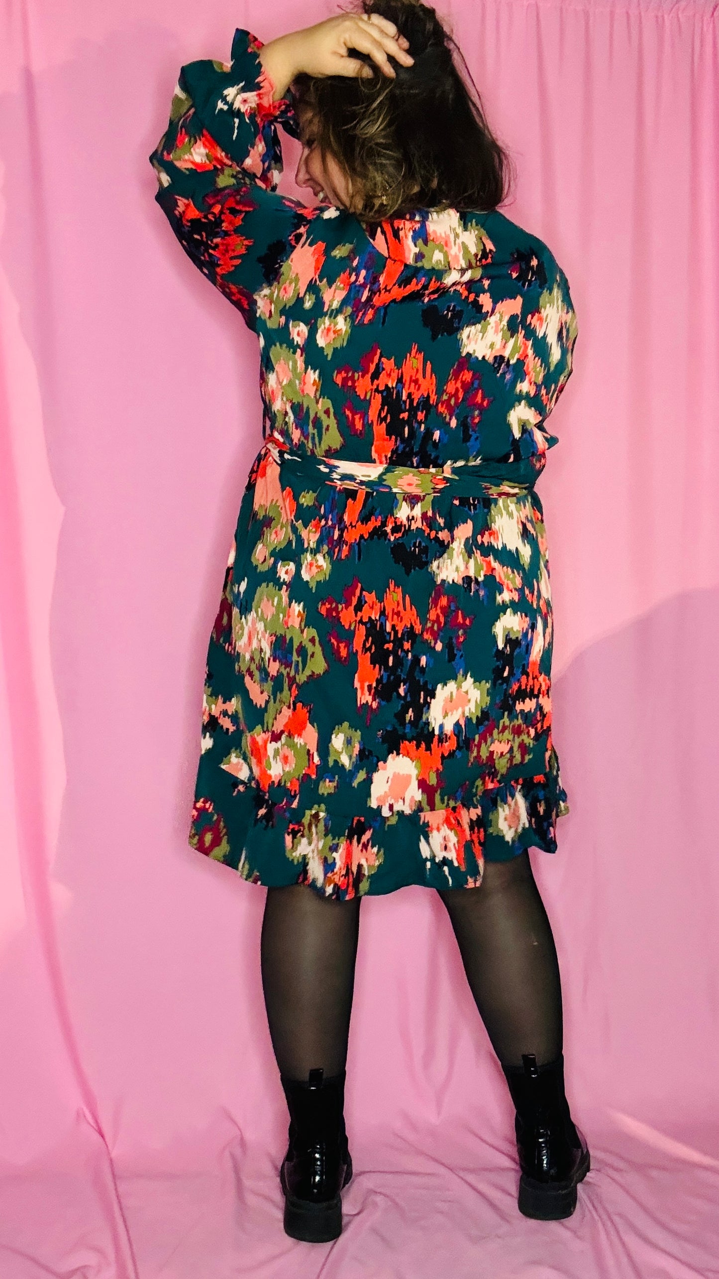 Craquez pour cette robe grande taille à manches longues aux motifs originaux vert sapin et rouge orangé, qui égaye instantanément n’importe quelle tenue