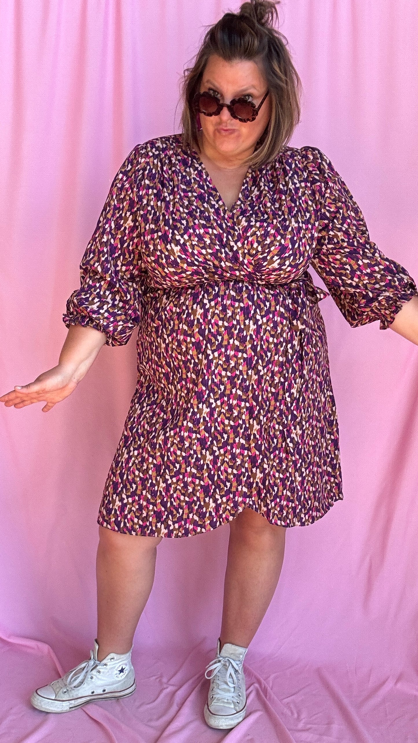 Osez la couleur et l'originalité avec cette robe grande taille à manches longues, aux motifs peps violets et roses qui réveillent toutes les silhouettes avec douceur et caractère.