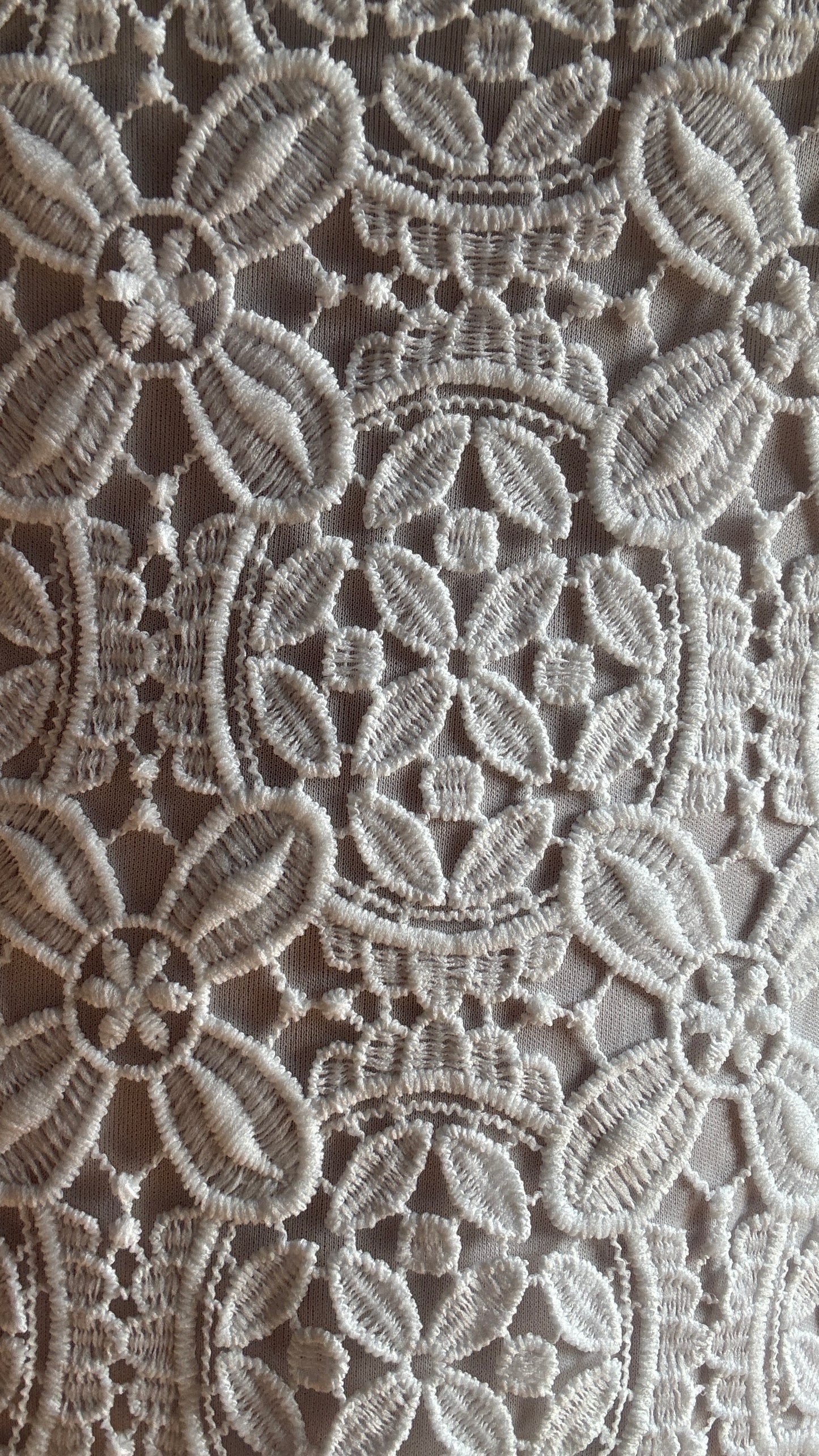 Succombez au charme de cette robe blanche grande taille à la coupe droite délicatement ornée de broderies florales ton sur ton.