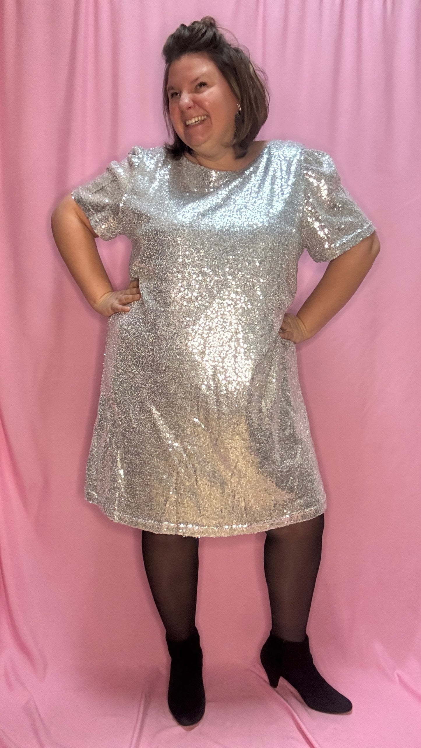 Cette robe grande taille à sequins argenté est une pièce essentielle pour celles qui souhaitent allier élégance , style et originalité . Que ce soit pour une soirée glamour ou un moment du quotidien, elle garantit une allure irrésistible à chaque instant !