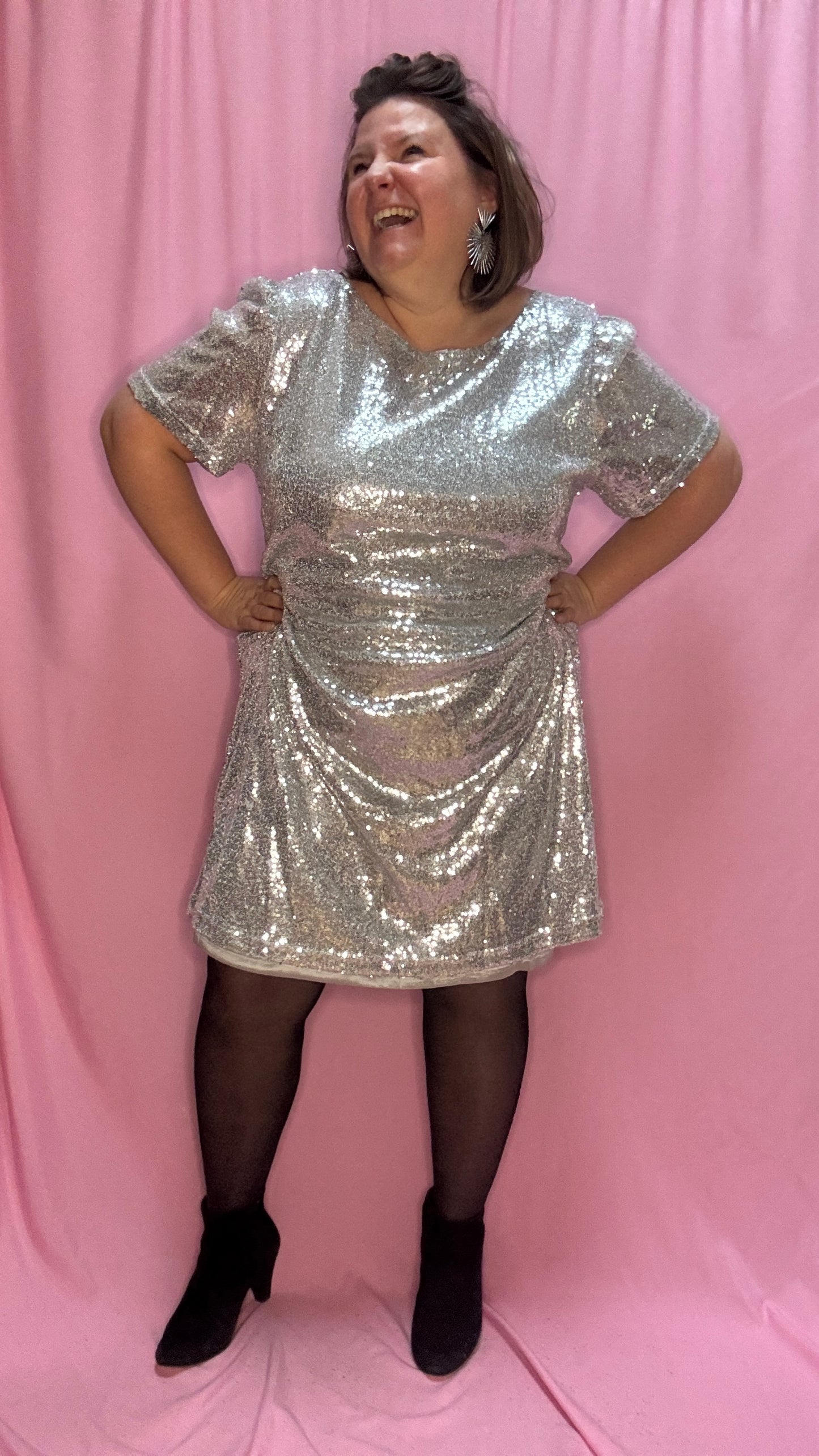 Cette robe grande taille à sequins argenté est une pièce essentielle pour celles qui souhaitent allier élégance , style et originalité . Que ce soit pour une soirée glamour ou un moment du quotidien, elle garantit une allure irrésistible à chaque instant !