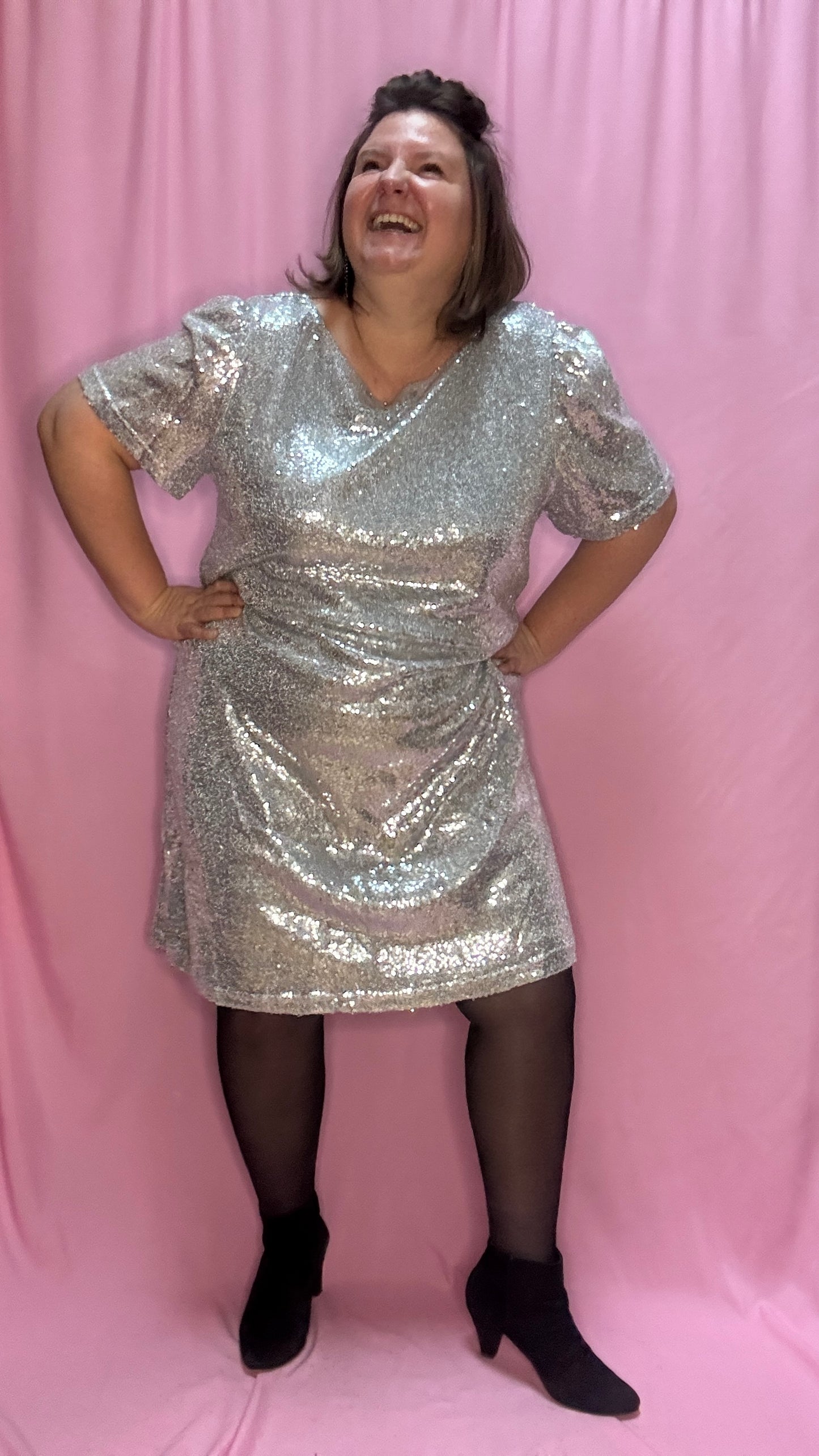 Cette robe grande taille à sequins argenté est une pièce essentielle pour celles qui souhaitent allier élégance , style et originalité . Que ce soit pour une soirée glamour ou un moment du quotidien, elle garantit une allure irrésistible à chaque instant !