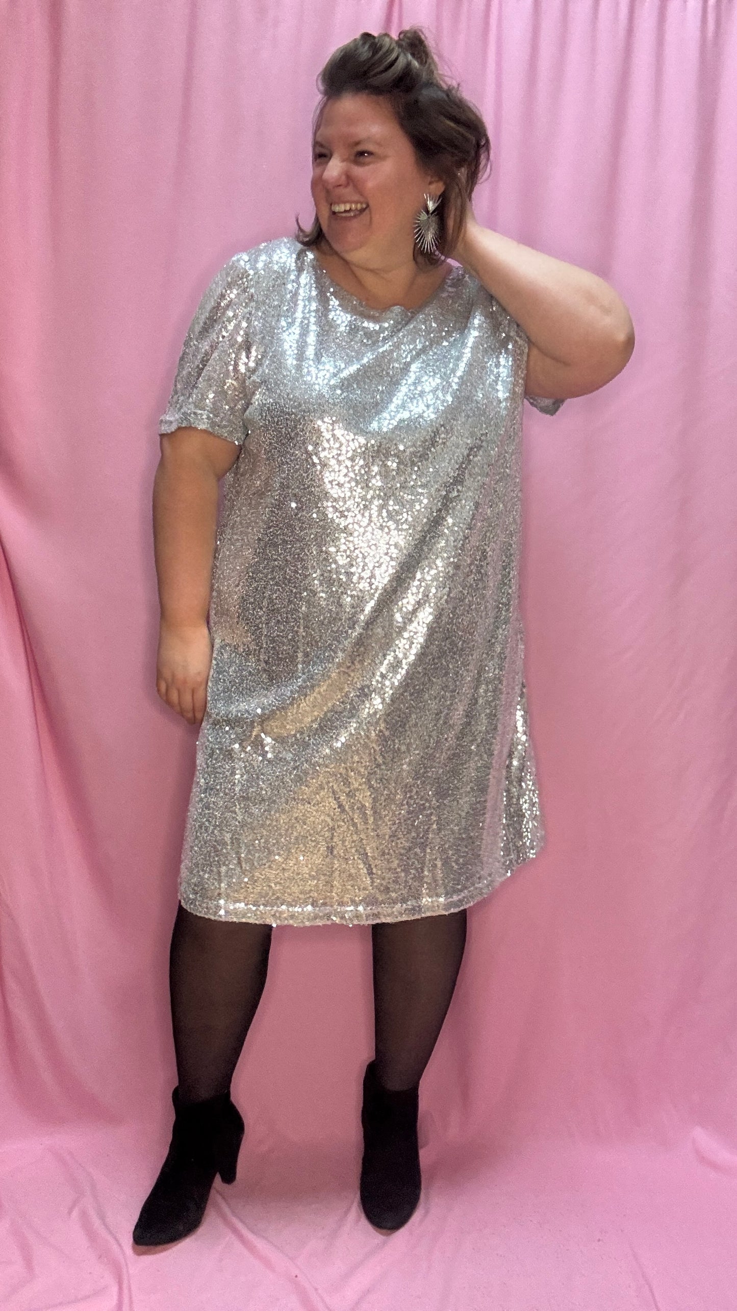 Cette robe grande taille à sequins argenté est une pièce essentielle pour celles qui souhaitent allier élégance , style et originalité . Que ce soit pour une soirée glamour ou un moment du quotidien, elle garantit une allure irrésistible à chaque instant !