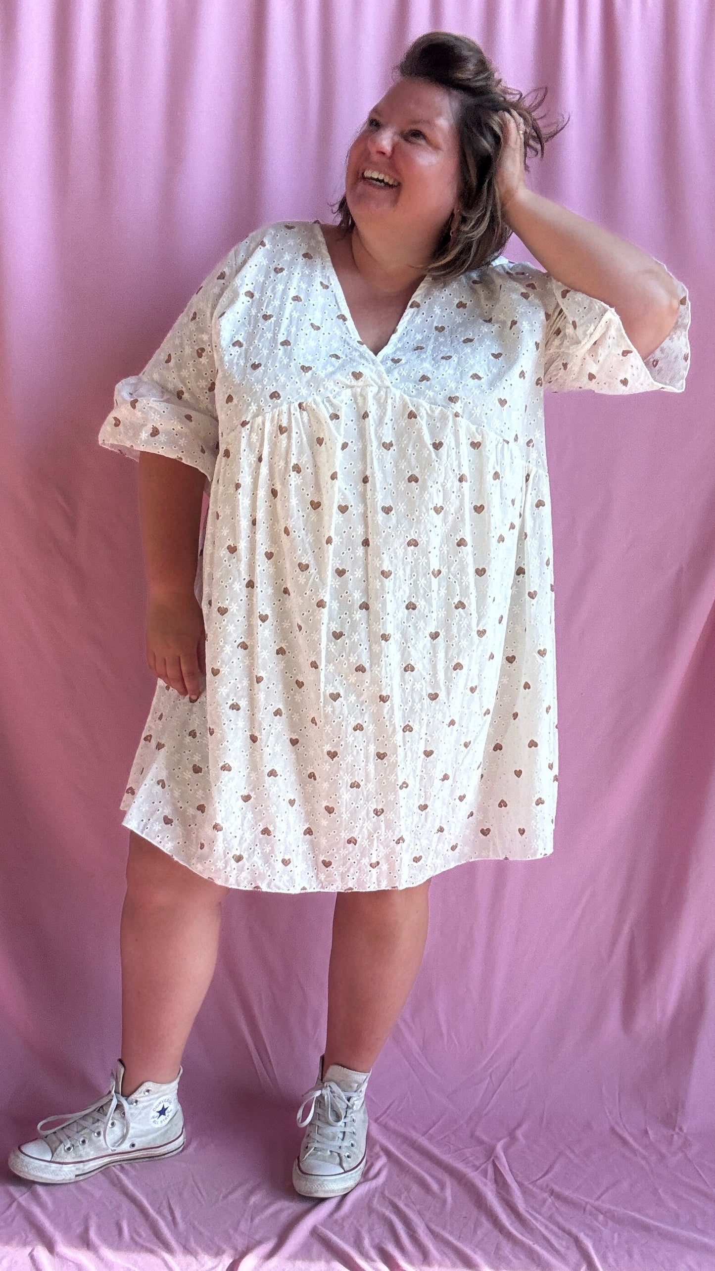 Laissez-vous séduire par cette robe grande taille blanche aux motifs cœur marron camel délicatement répartis et aux broderies blanches raffinées.