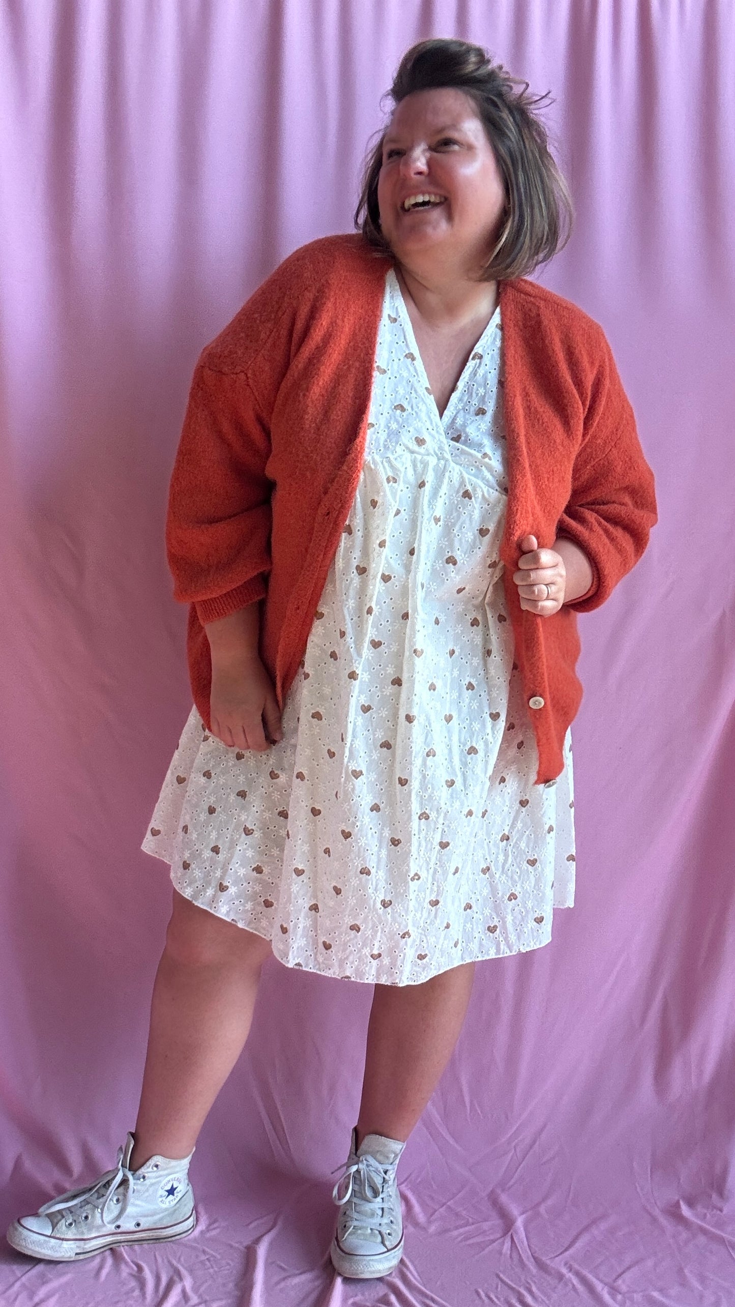 Laissez-vous séduire par cette robe grande taille blanche aux motifs cœur marron camel délicatement répartis et aux broderies blanches raffinées.