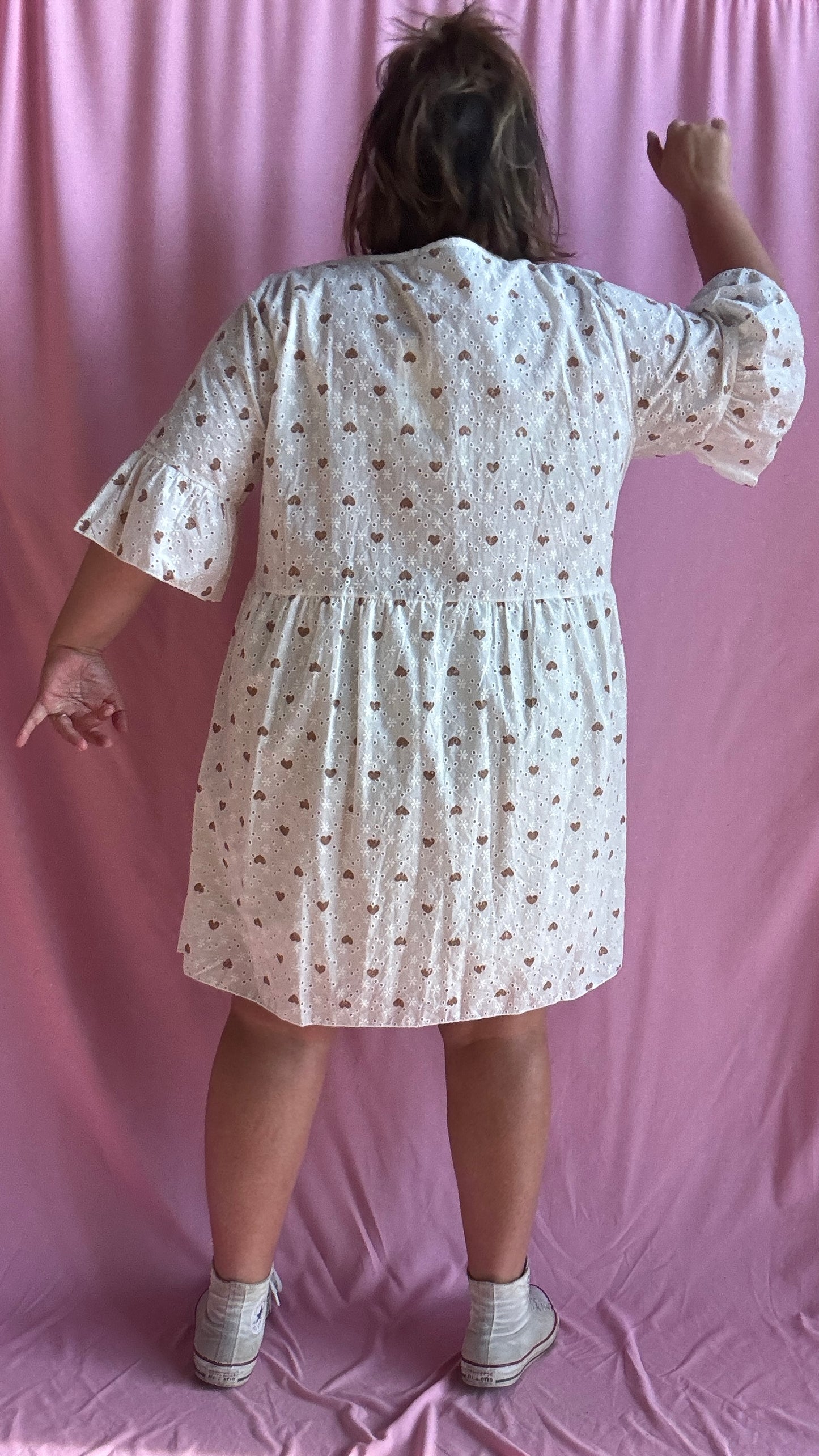 Laissez-vous séduire par cette robe grande taille blanche aux motifs cœur marron camel délicatement répartis et aux broderies blanches raffinées.