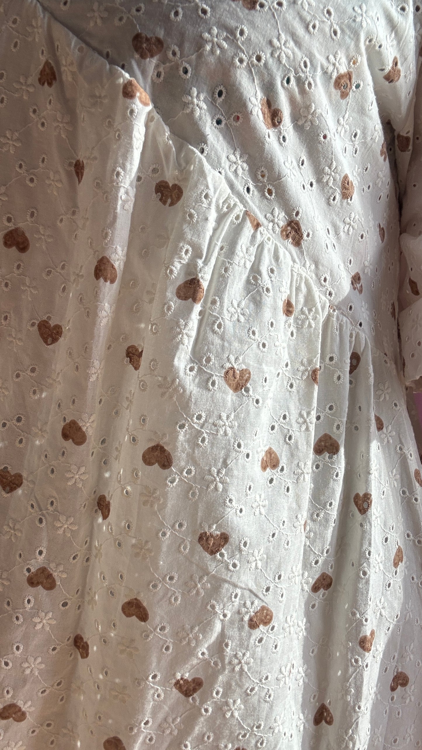 Laissez-vous séduire par cette robe grande taille blanche aux motifs cœur marron camel délicatement répartis et aux broderies blanches raffinées.