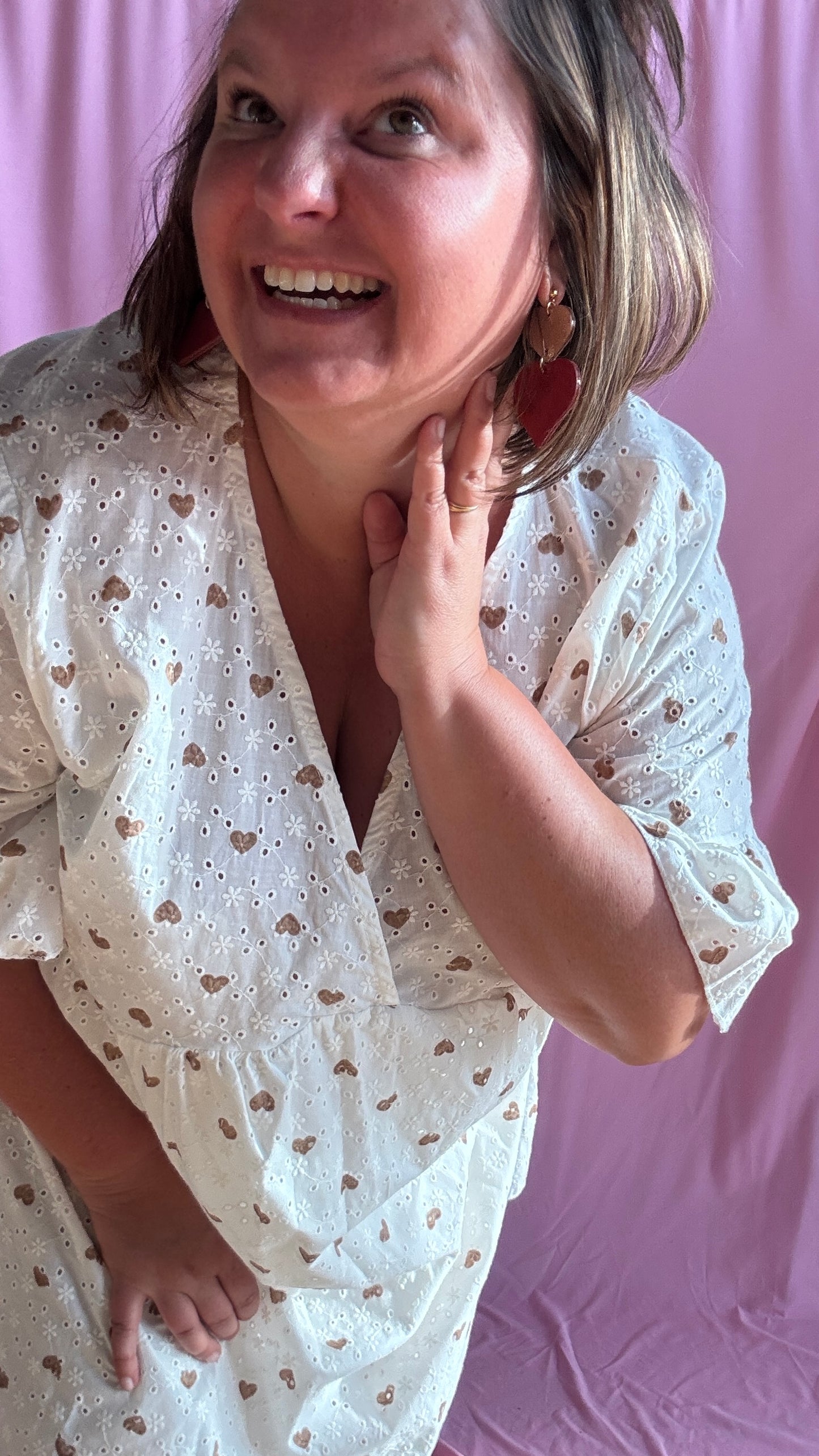 Laissez-vous séduire par cette robe grande taille blanche aux motifs cœur marron camel délicatement répartis et aux broderies blanches raffinées.