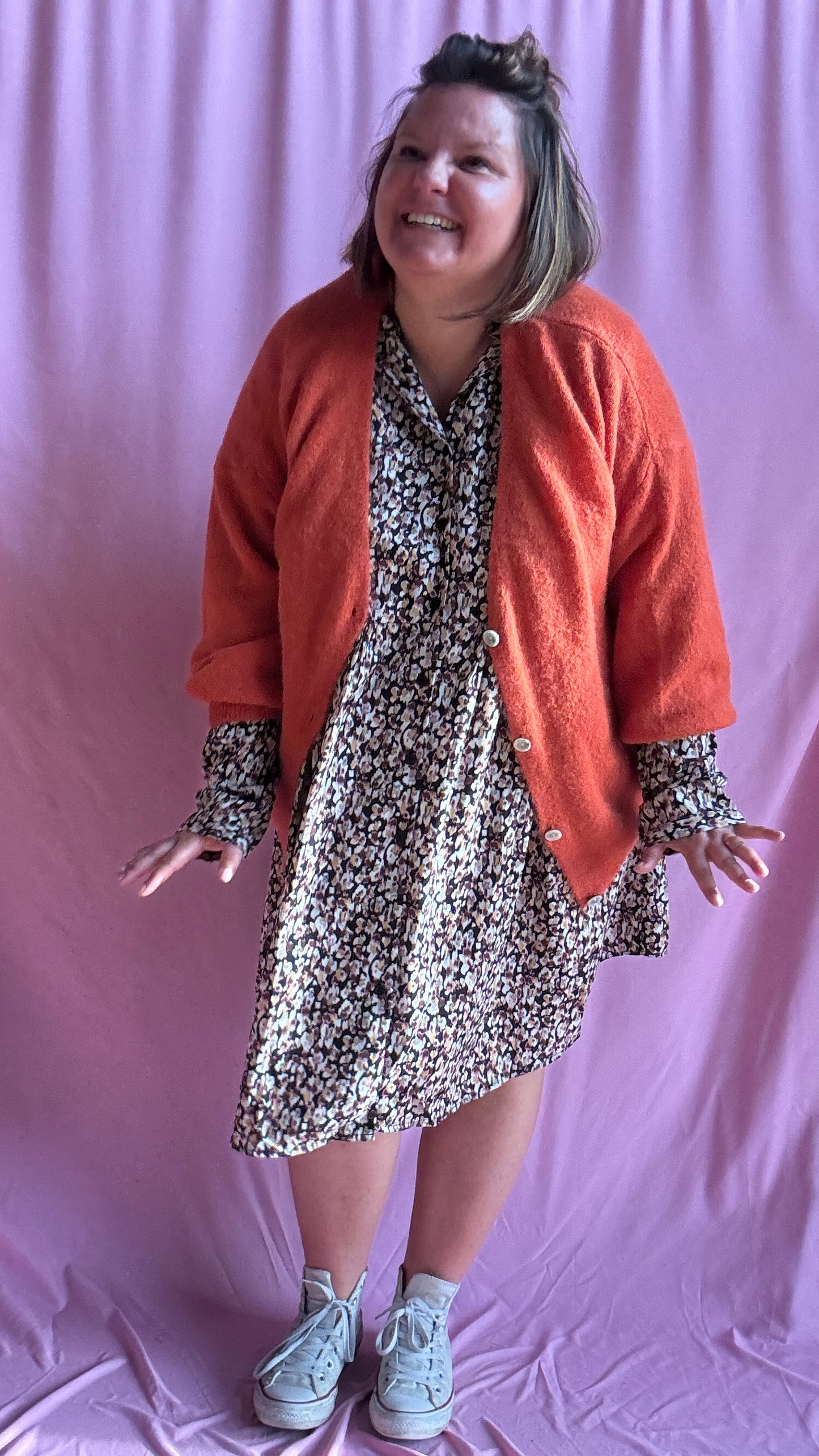 Apportez une touche d’originalité et de douceur à vos looks avec cette robe grande taille à manches longues aux motifs bordeaux, rose, beige et doré.