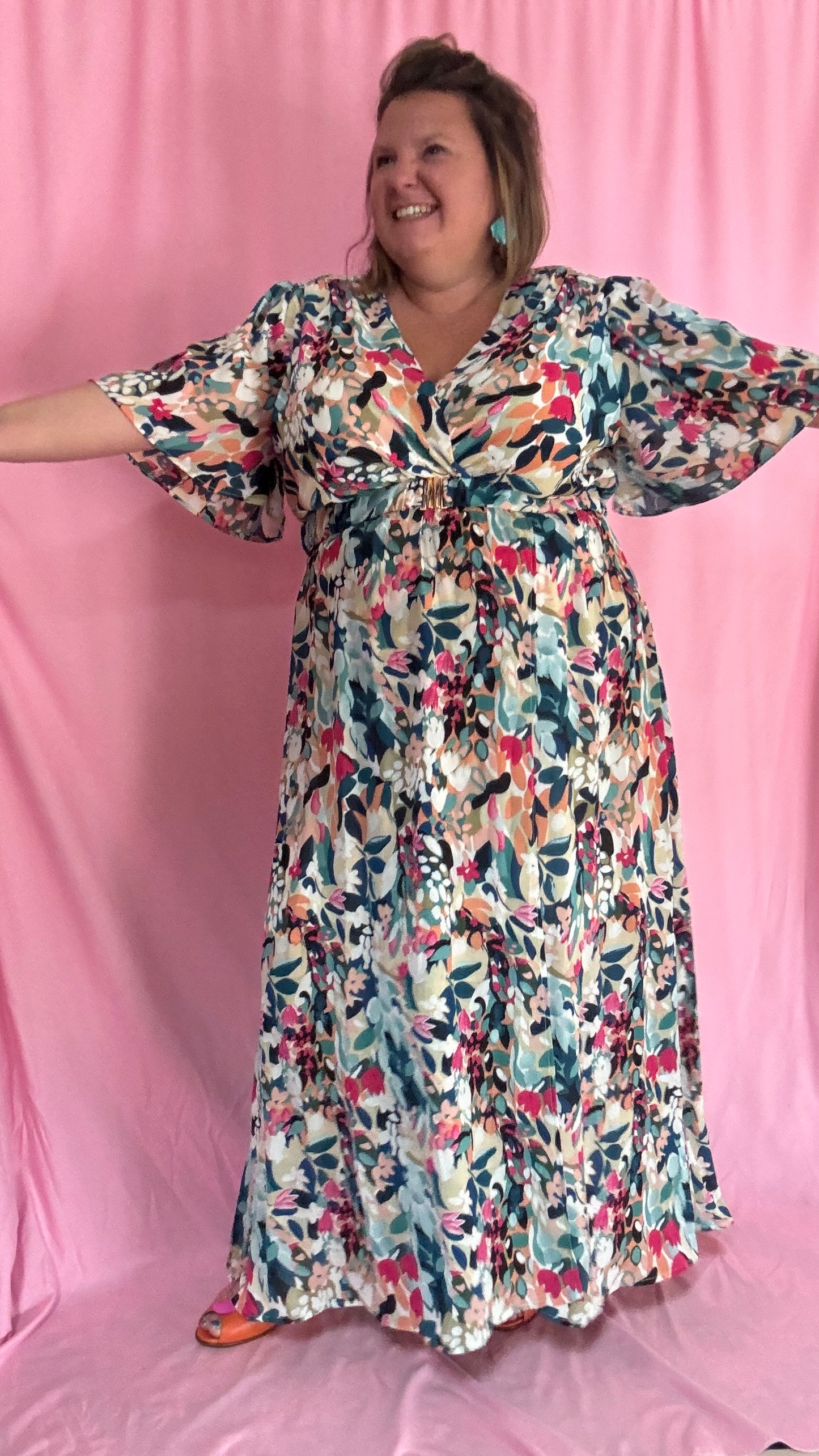 Plonge dans un univers de féminité et de poésie avec cette robe longue grande taille aux motifs délicats vert d’eau, bleu et rose.