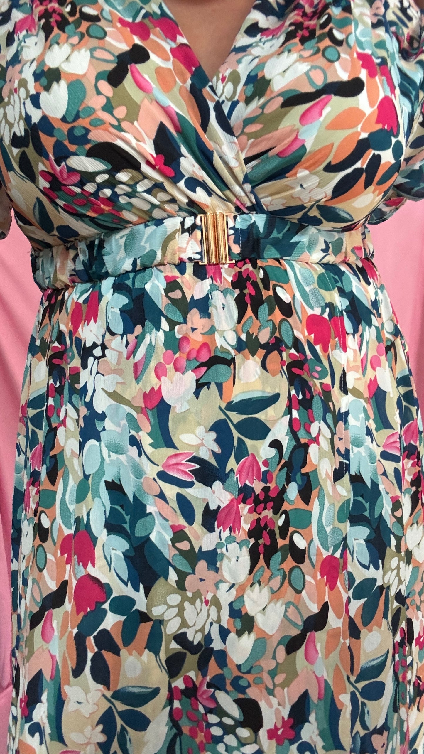 Plonge dans un univers de féminité et de poésie avec cette robe longue grande taille aux motifs délicats vert d’eau, bleu et rose.