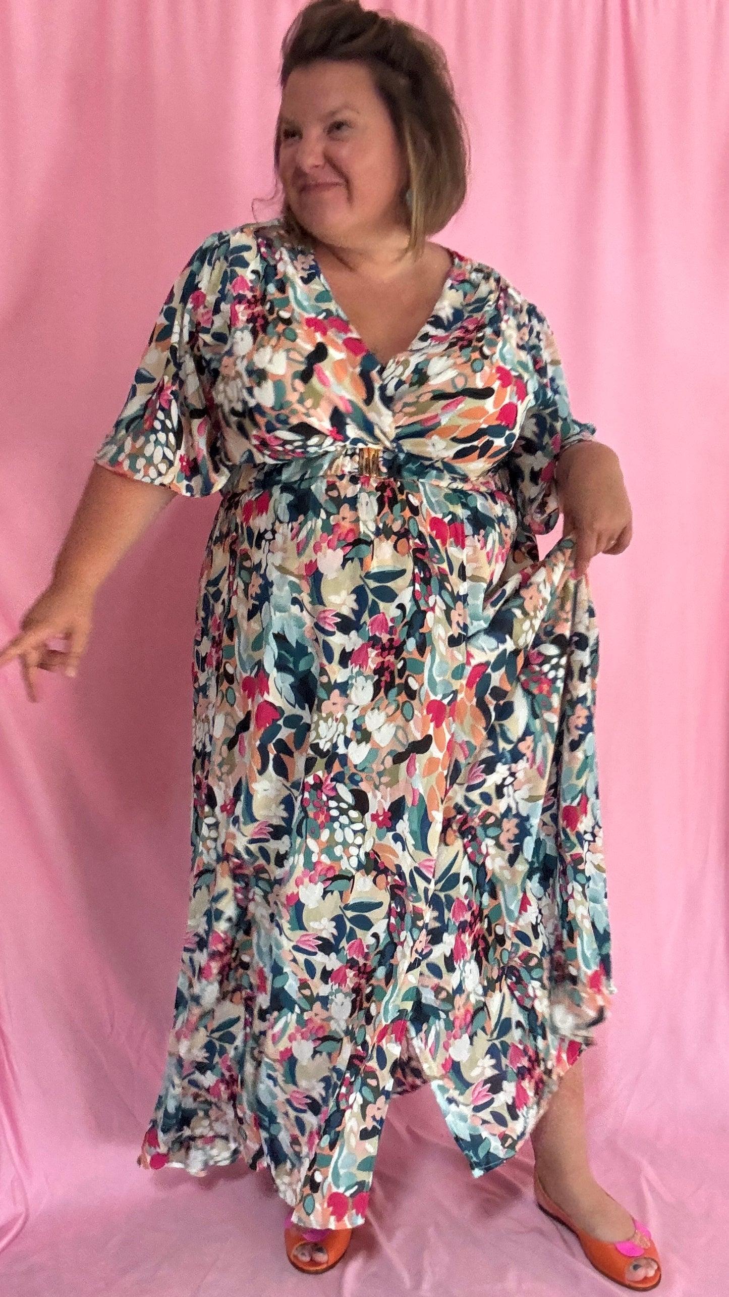 Plonge dans un univers de féminité et de poésie avec cette robe longue grande taille aux motifs délicats vert d’eau, bleu et rose.