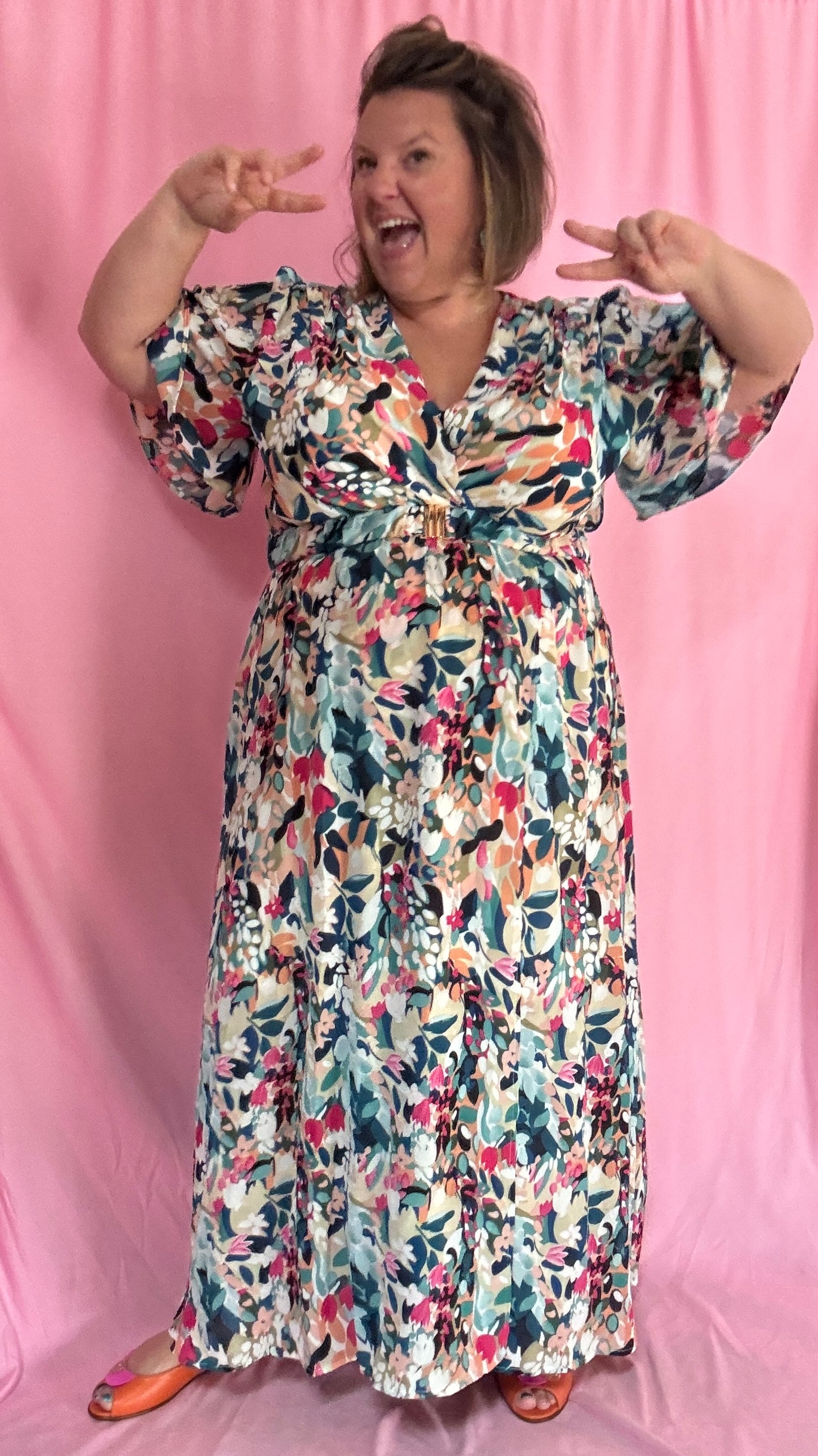 Plonge dans un univers de féminité et de poésie avec cette robe longue grande taille aux motifs délicats vert d’eau, bleu et rose.