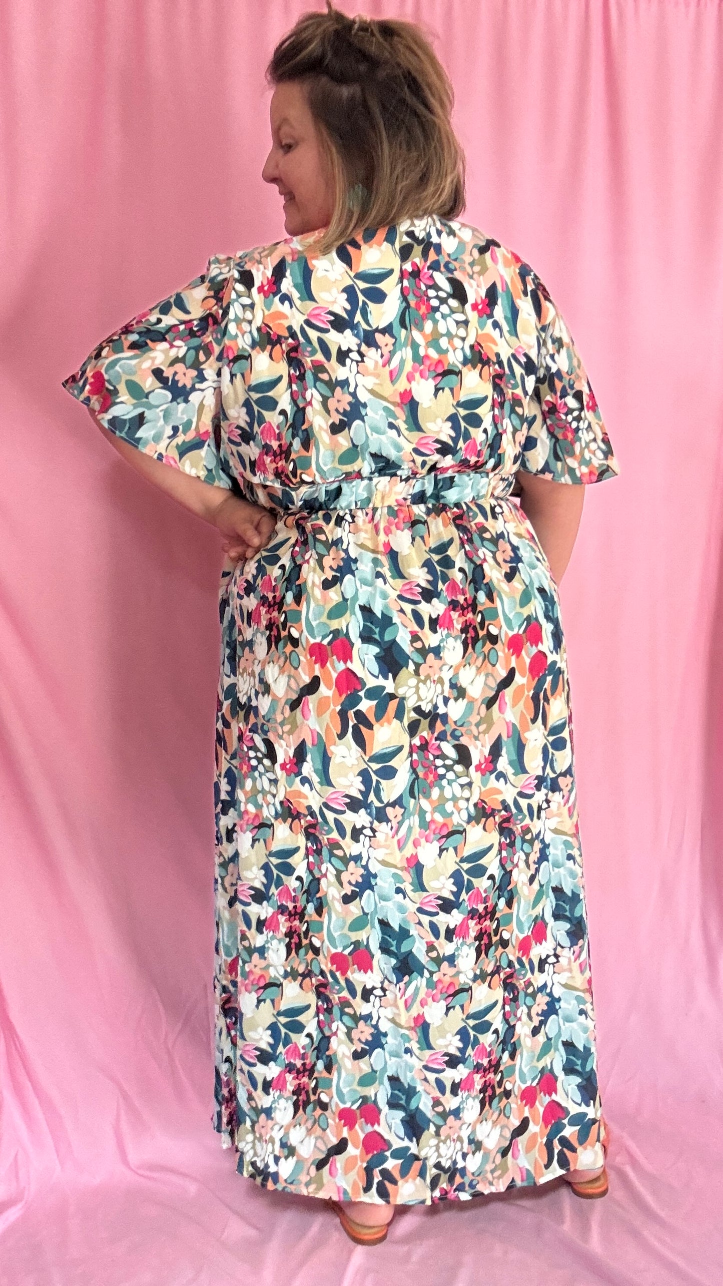 Plonge dans un univers de féminité et de poésie avec cette robe longue grande taille aux motifs délicats vert d’eau, bleu et rose.