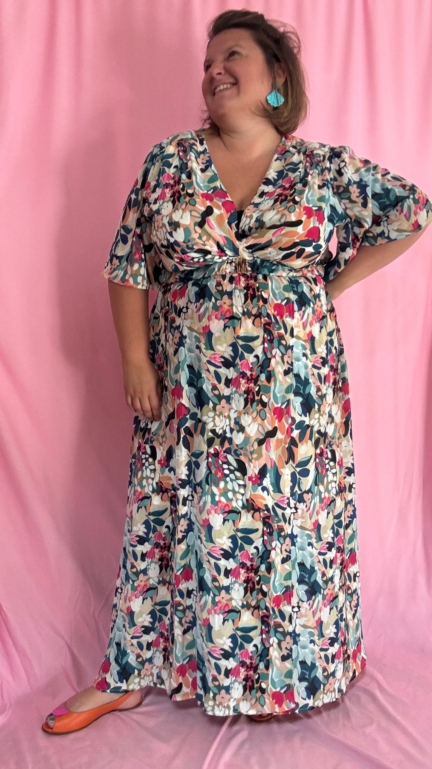 Plonge dans un univers de féminité et de poésie avec cette robe longue grande taille aux motifs délicats vert d’eau, bleu et rose.