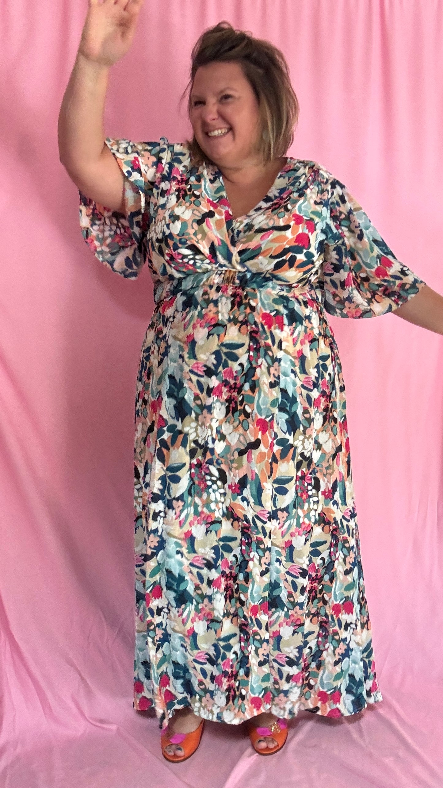 Plonge dans un univers de féminité et de poésie avec cette robe longue grande taille aux motifs délicats vert d’eau, bleu et rose.