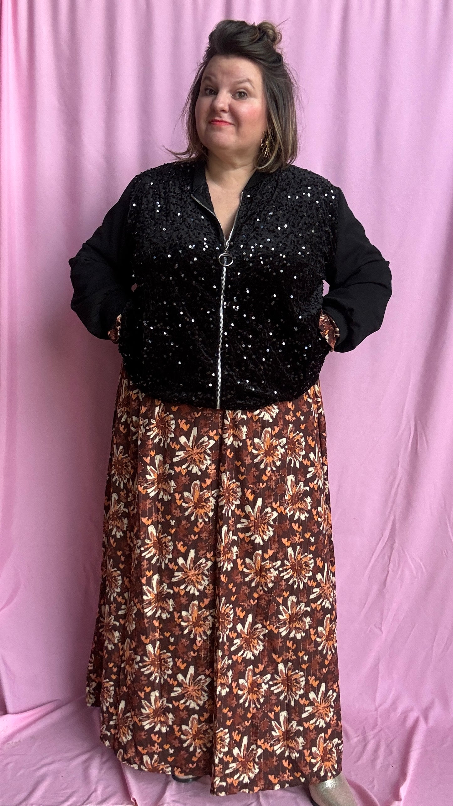 robe longue grande taille élégante, lumineuse et ultra confortable, aux motifs automnaux et liserés dorés