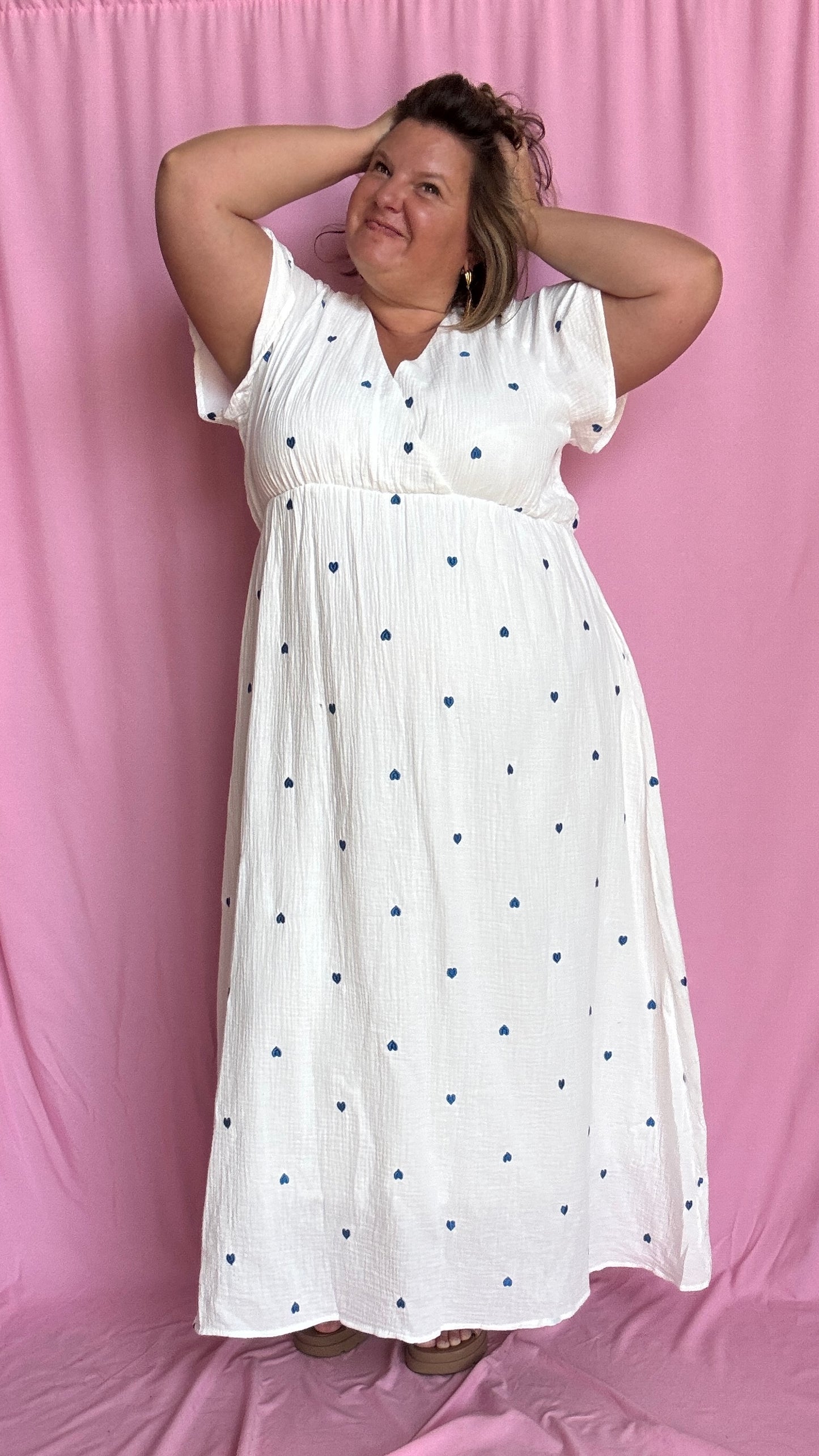 Cette robe longue grande taille en gaze de coton blanche est sublimée par de jolis motifs cœurs bleus qui ajoutent une touche de tendresse et de fantaisie