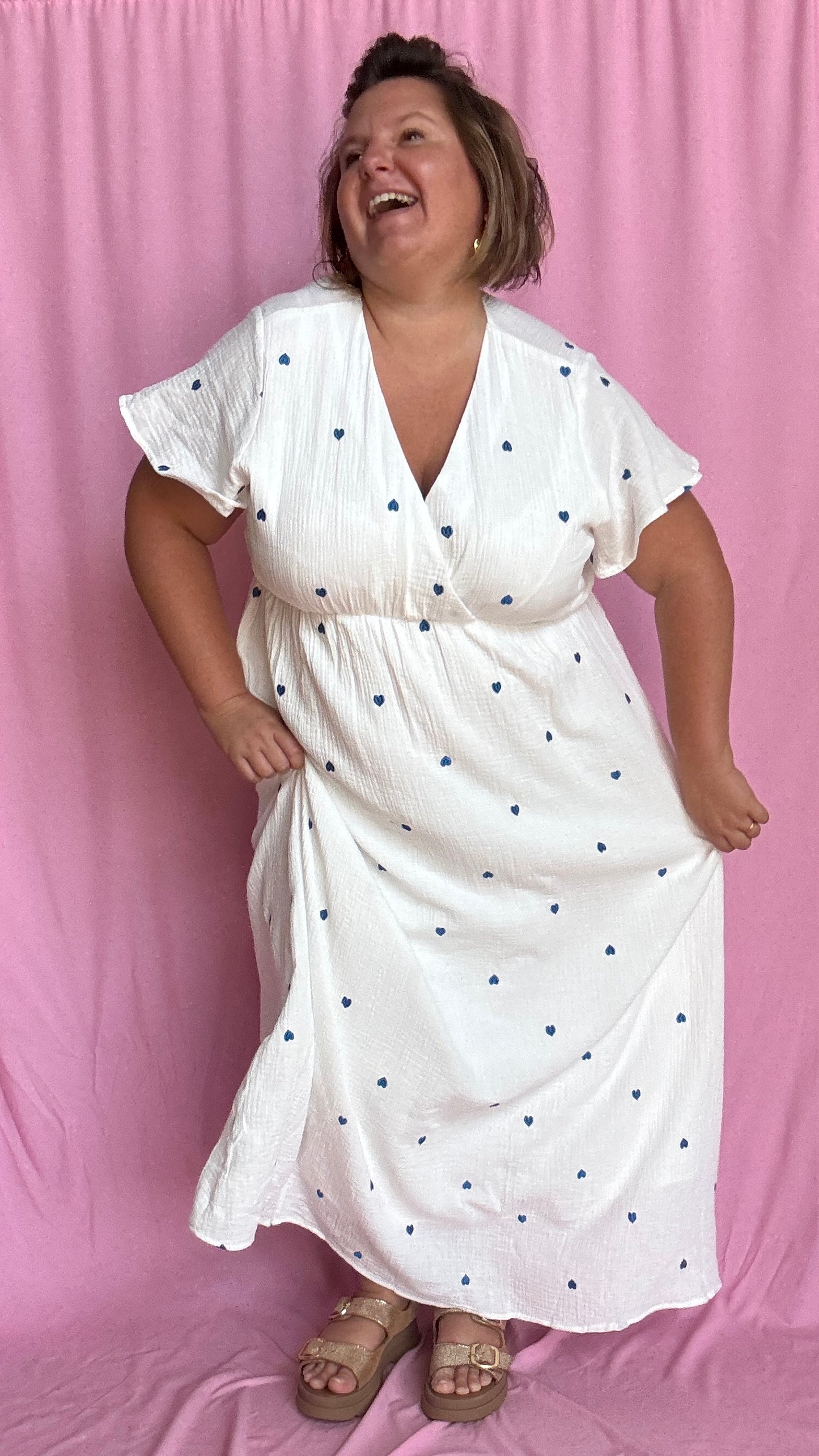 Cette robe longue grande taille en gaze de coton blanche est sublimée par de jolis motifs cœurs bleus qui ajoutent une touche de tendresse et de fantaisie