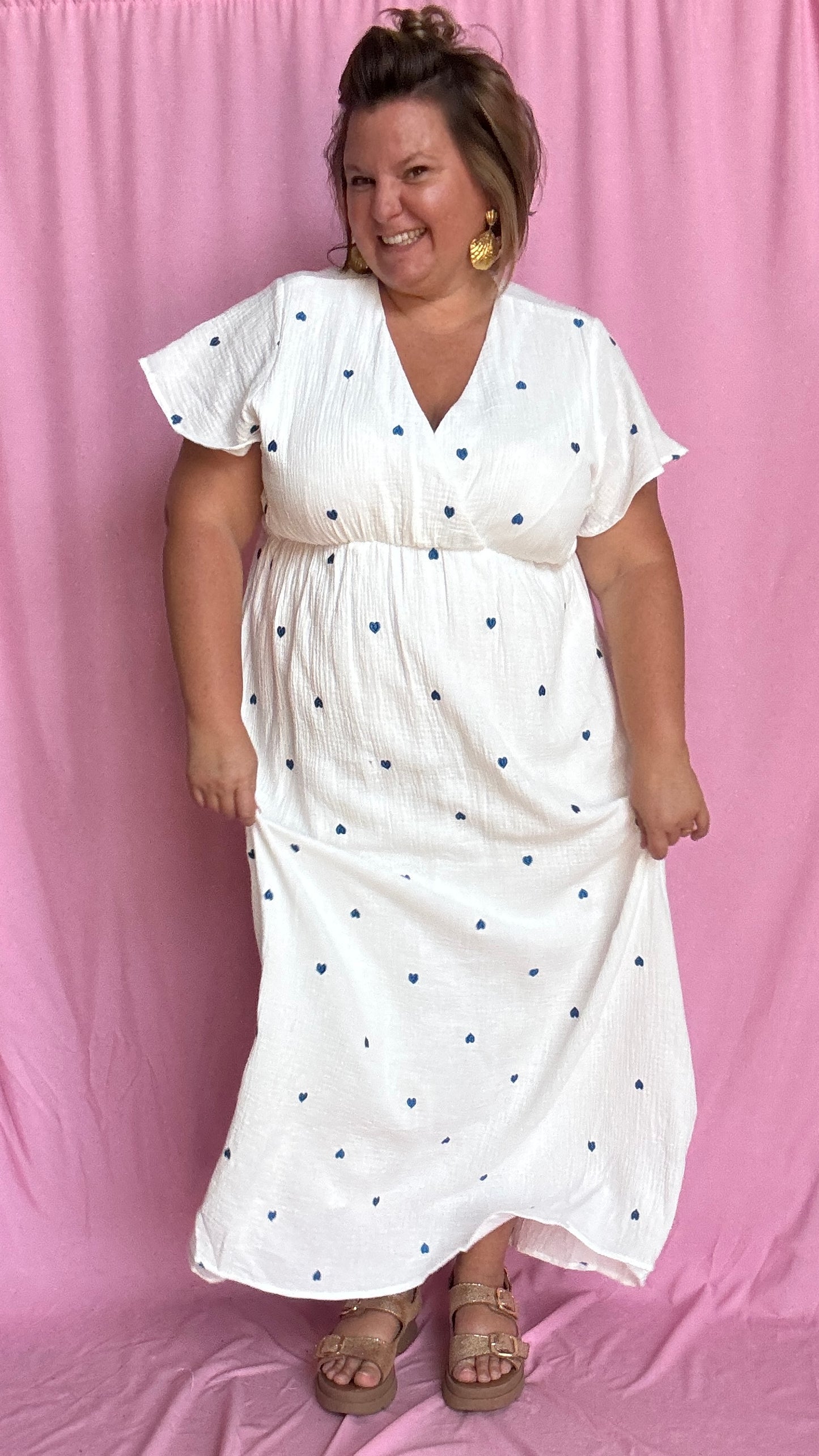 Cette robe longue grande taille en gaze de coton blanche est sublimée par de jolis motifs cœurs bleus qui ajoutent une touche de tendresse et de fantaisie