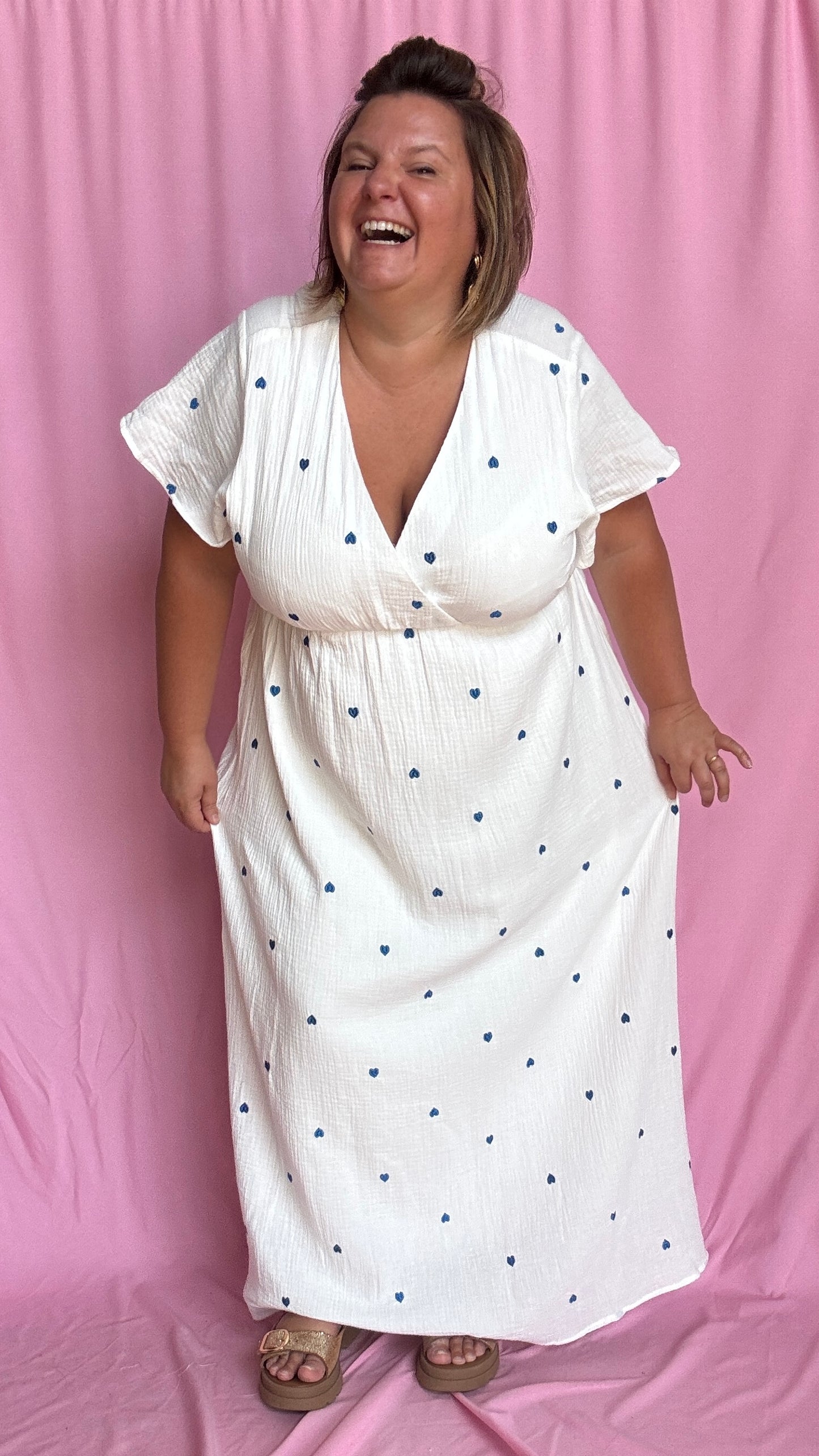 Cette robe longue grande taille en gaze de coton blanche est sublimée par de jolis motifs cœurs bleus qui ajoutent une touche de tendresse et de fantaisie