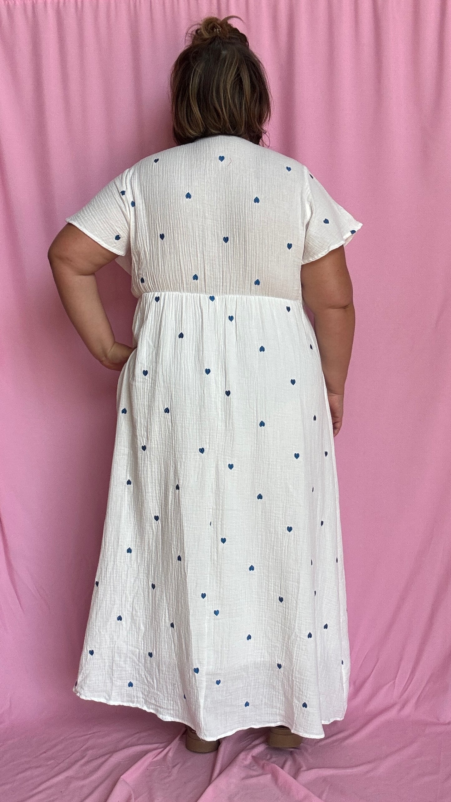 Cette robe longue grande taille en gaze de coton blanche est sublimée par de jolis motifs cœurs bleus qui ajoutent une touche de tendresse et de fantaisie