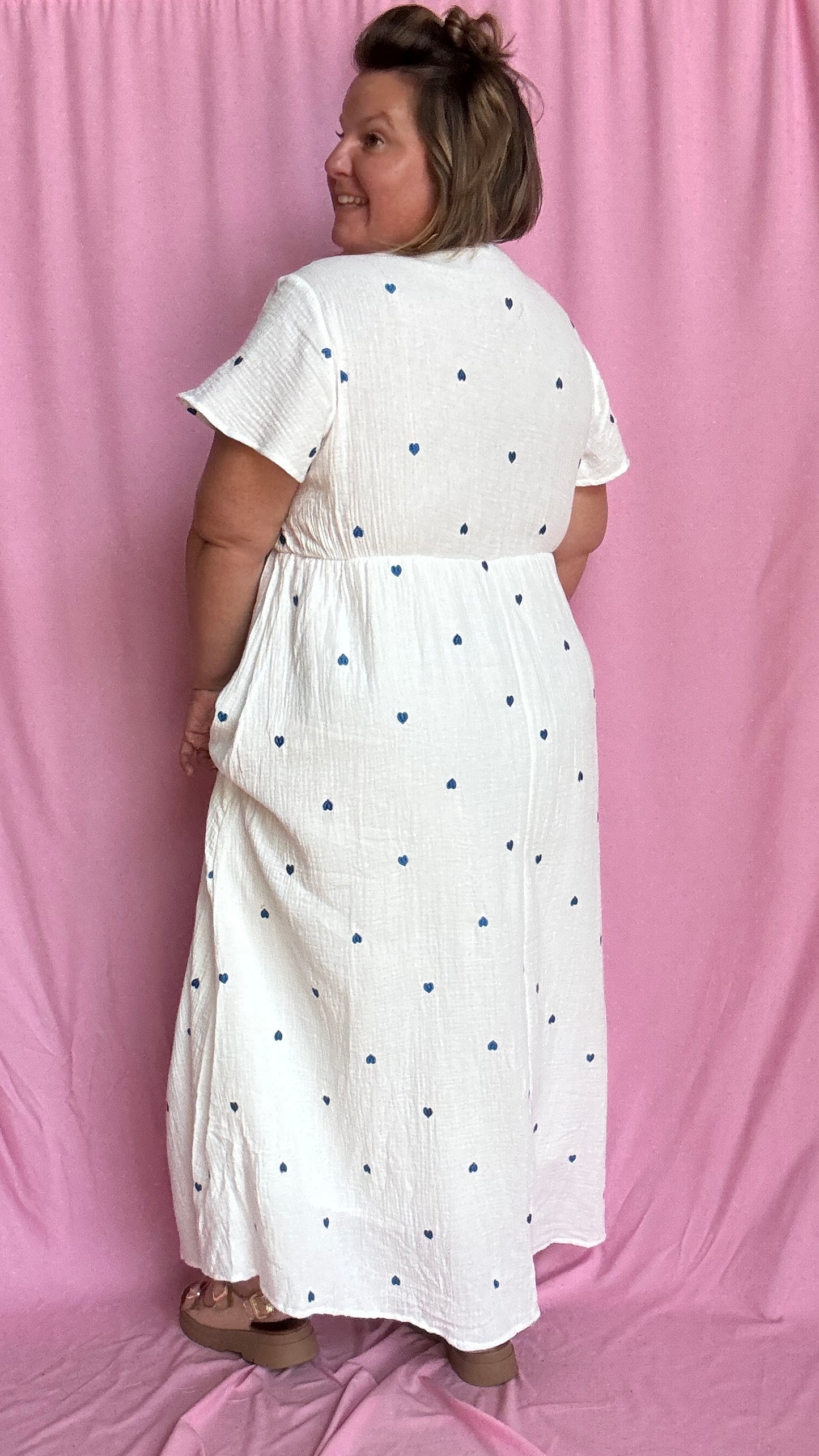 Cette robe longue grande taille en gaze de coton blanche est sublimée par de jolis motifs cœurs bleus qui ajoutent une touche de tendresse et de fantaisie