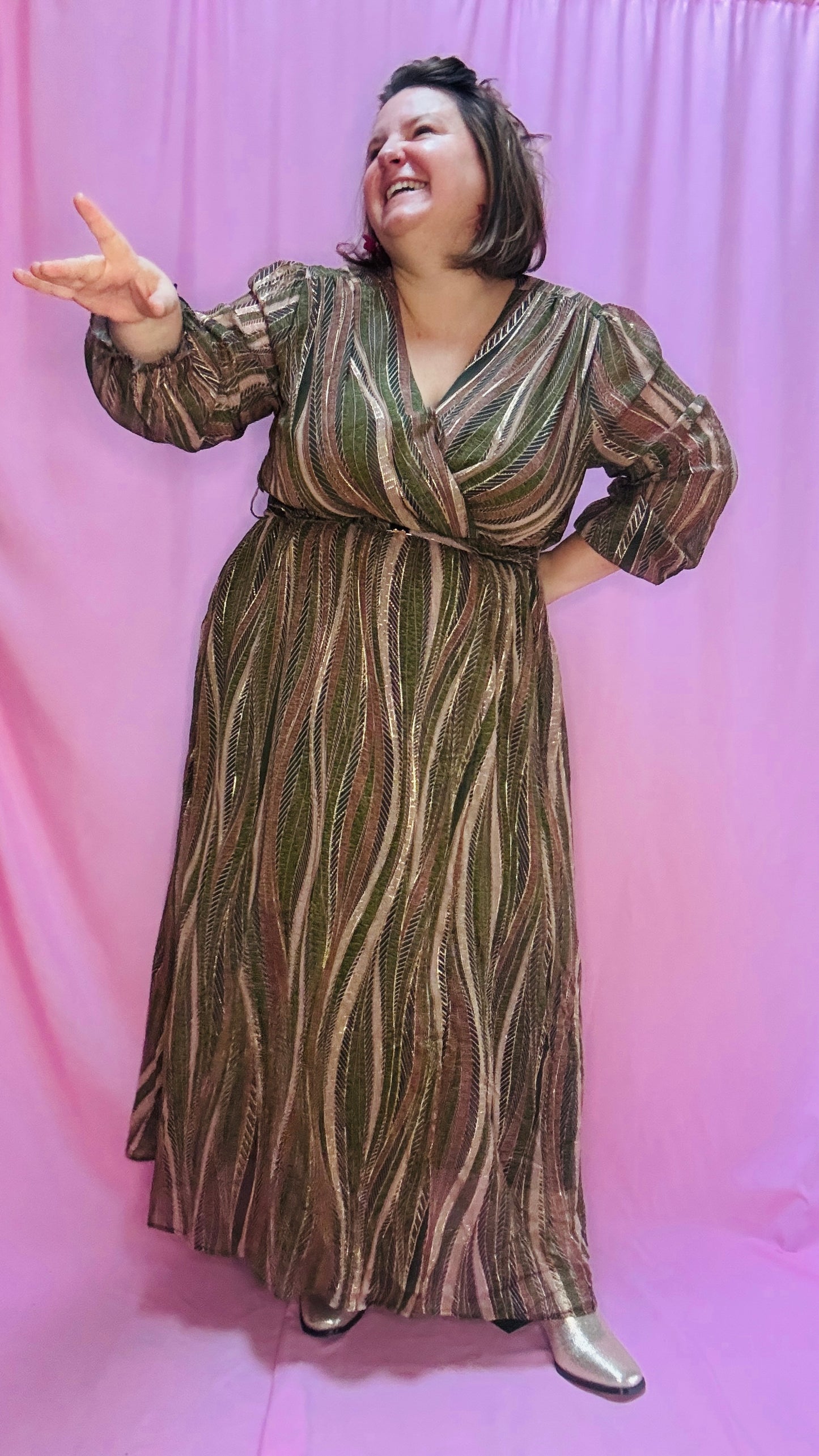 Cette robe longue grande taille kaki et rose poudrée est le choix parfait pour celles qui recherchent une pièce à la fois élégante et confortable. Elle vous accompagne au quotidien comme lors de vos événements les plus précieux, tout en vous garantissant une allure inoubliable.