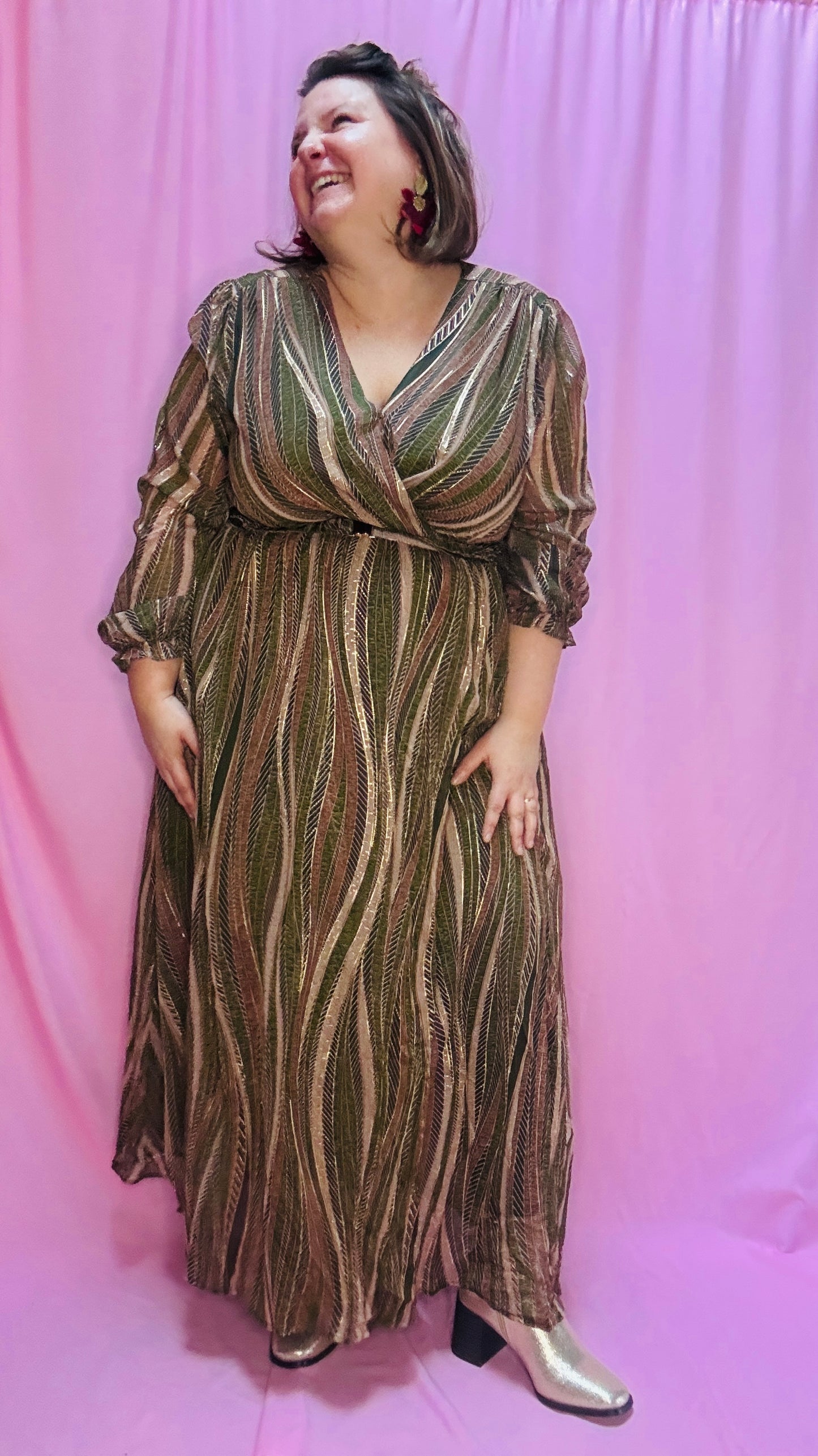 Cette robe longue grande taille kaki et rose poudrée est le choix parfait pour celles qui recherchent une pièce à la fois élégante et confortable. Elle vous accompagne au quotidien comme lors de vos événements les plus précieux, tout en vous garantissant une allure inoubliable.