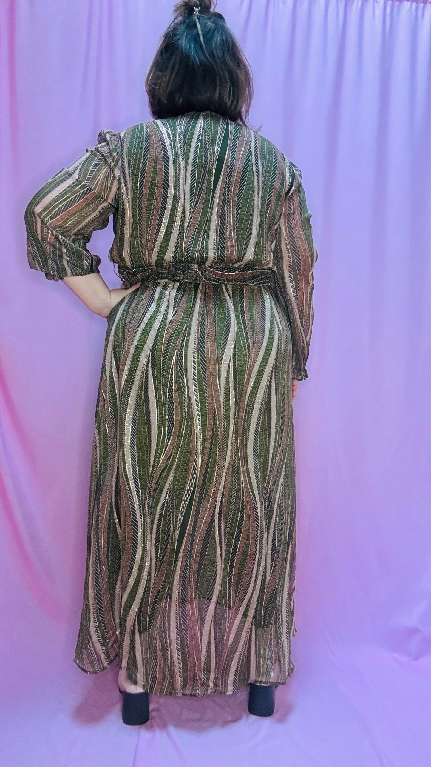 Cette robe longue grande taille kaki et rose poudrée est le choix parfait pour celles qui recherchent une pièce à la fois élégante et confortable. Elle vous accompagne au quotidien comme lors de vos événements les plus précieux, tout en vous garantissant une allure inoubliable.