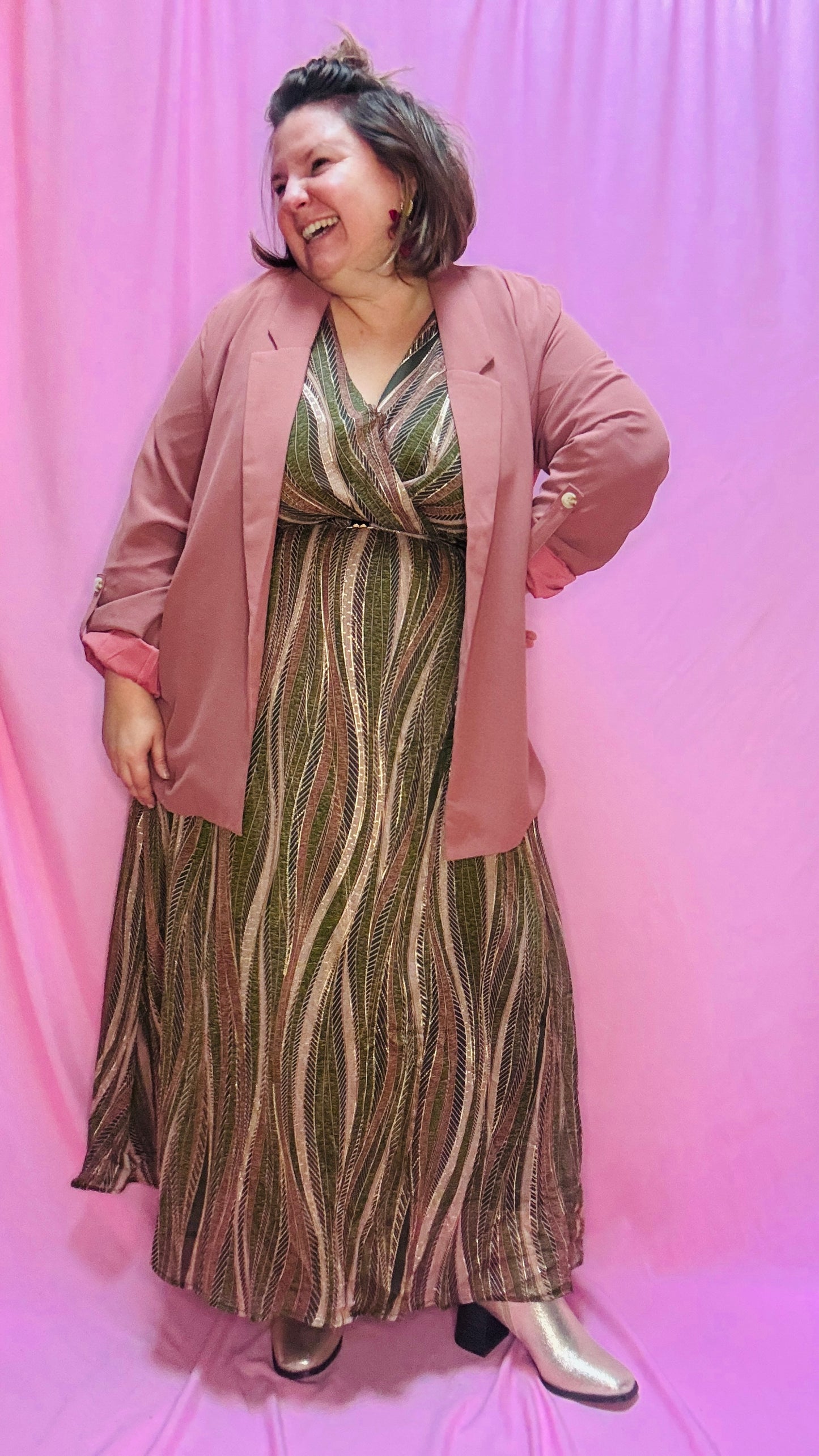 Cette robe longue grande taille kaki et rose poudrée est le choix parfait pour celles qui recherchent une pièce à la fois élégante et confortable. Elle vous accompagne au quotidien comme lors de vos événements les plus précieux, tout en vous garantissant une allure inoubliable.