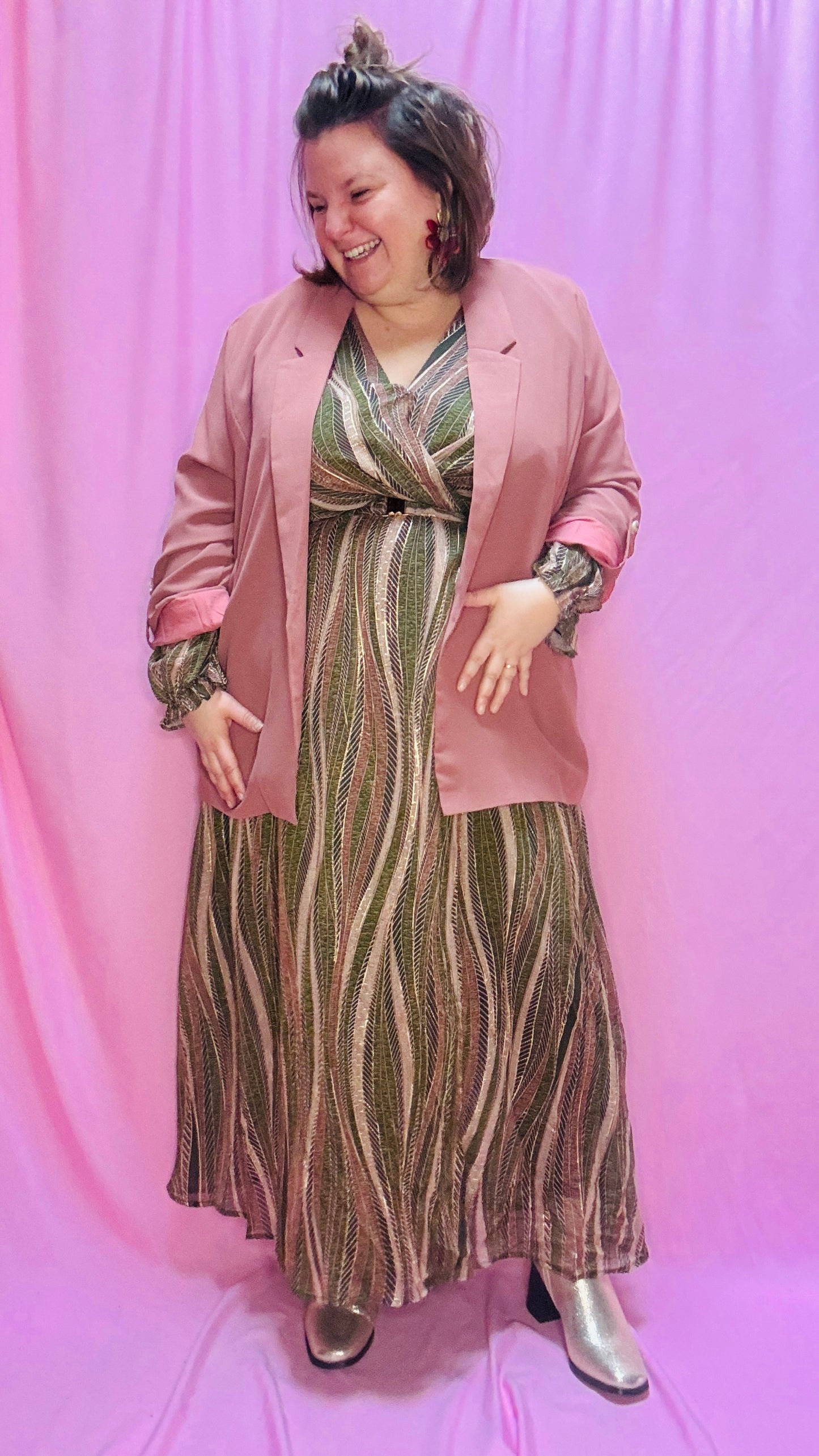 Cette robe longue grande taille kaki et rose poudrée est le choix parfait pour celles qui recherchent une pièce à la fois élégante et confortable. Elle vous accompagne au quotidien comme lors de vos événements les plus précieux, tout en vous garantissant une allure inoubliable.