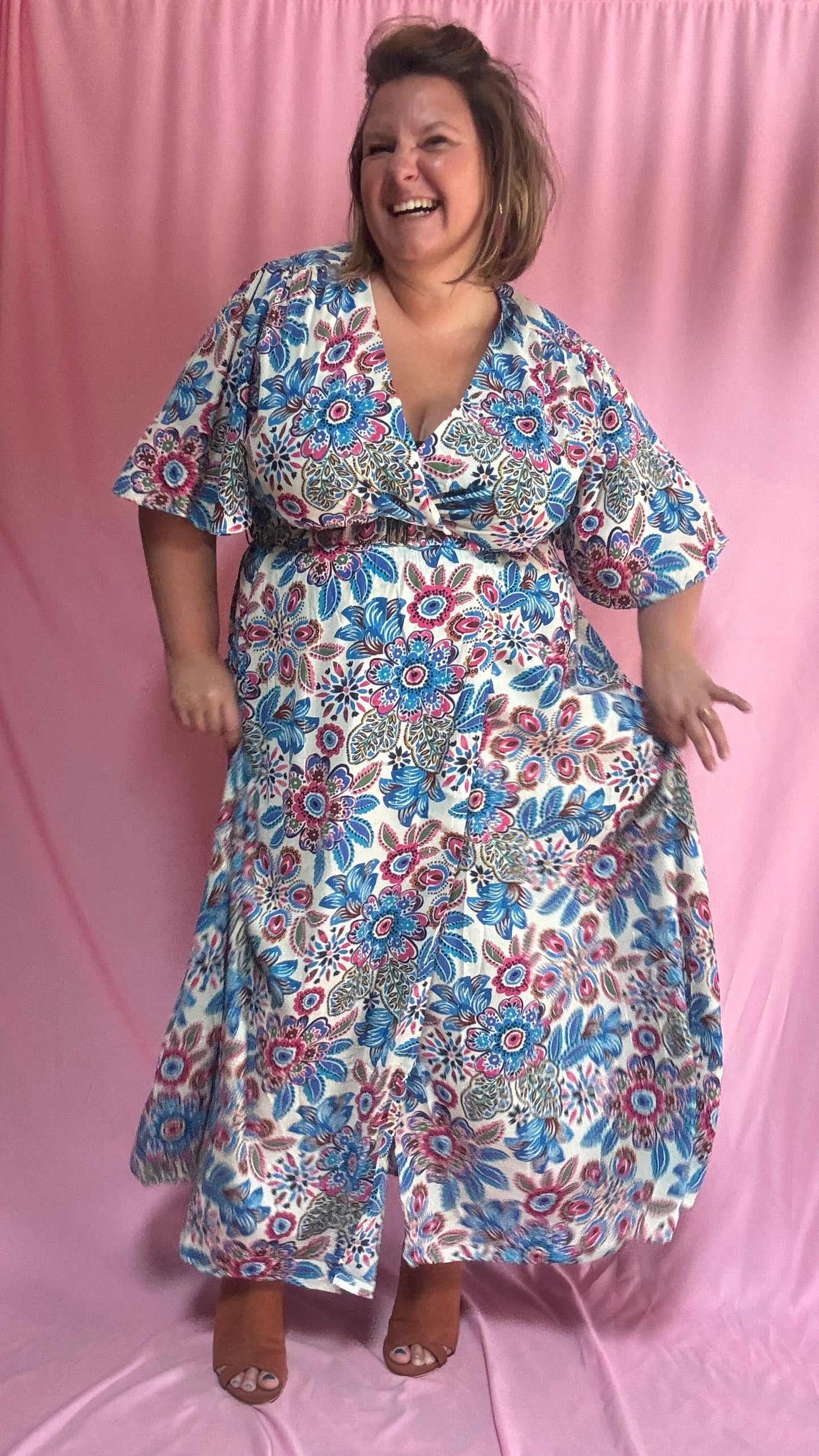 Cette robe longue grande taille aux motifs fleuris blanc, bleu et fuchsia est parfaite pour illuminer toutes tes journées